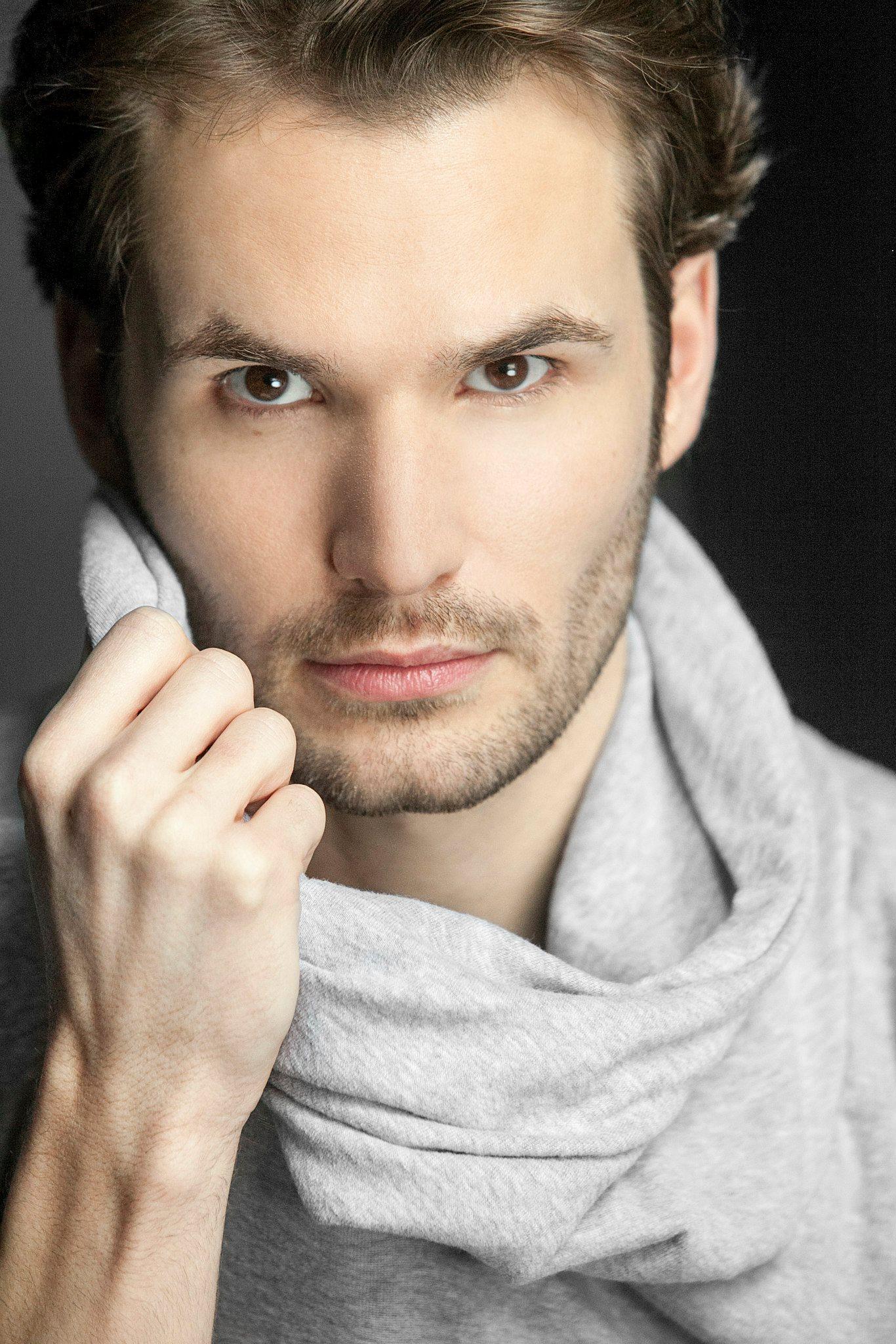 actor Gerard Flores large photo