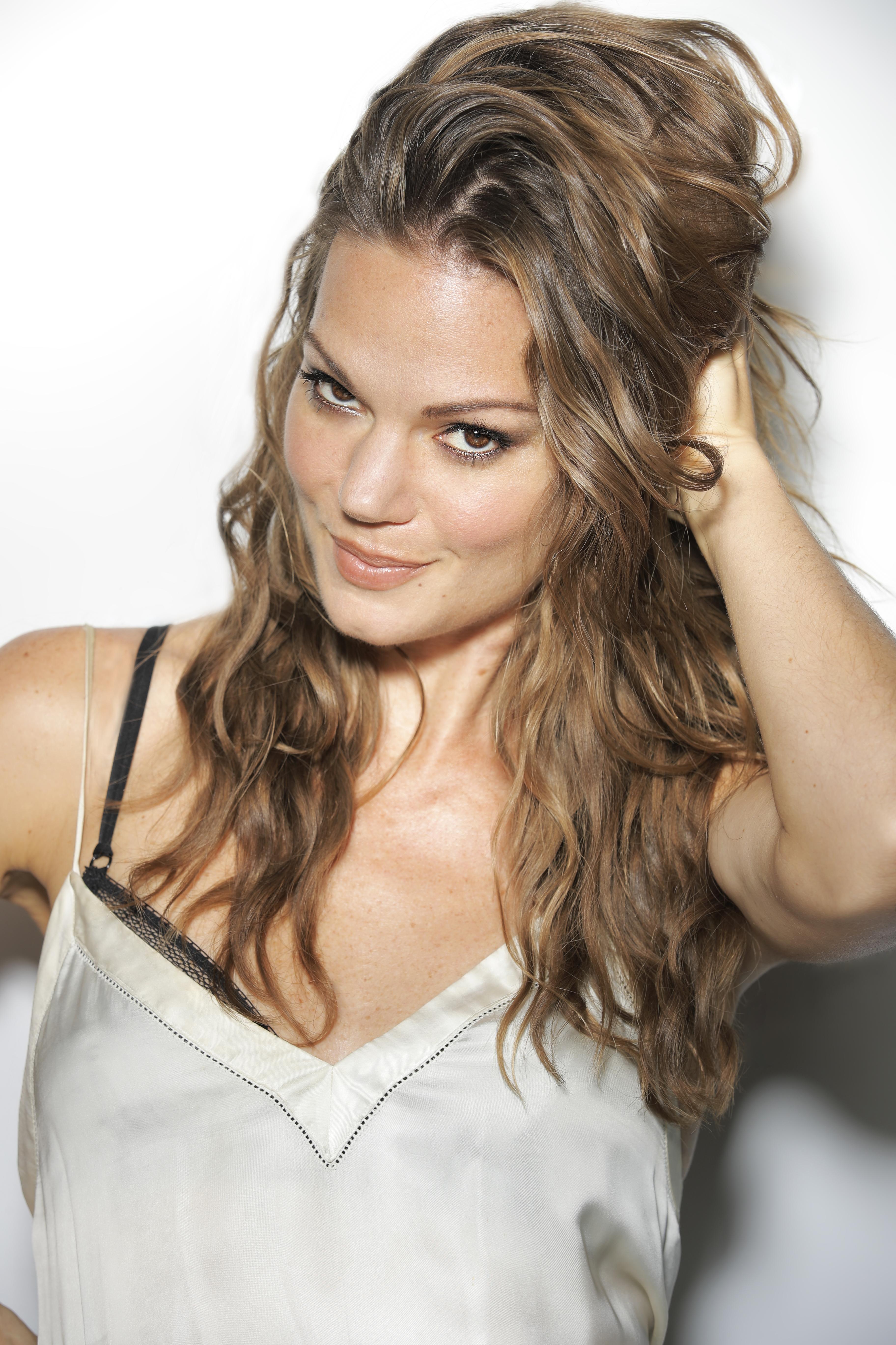 actor Stephanie Cleough large photo