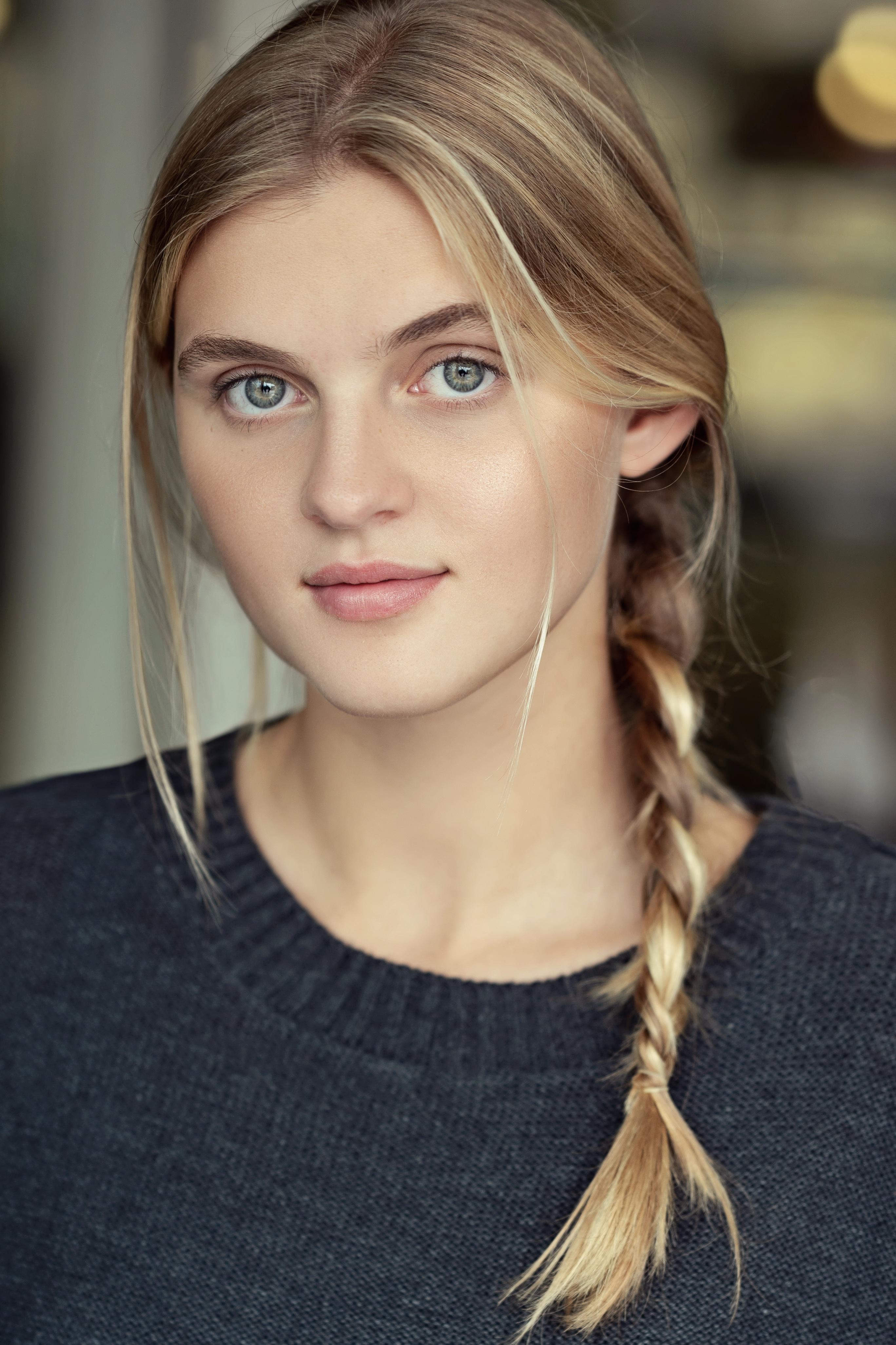 actor Skylar Dunn large photo