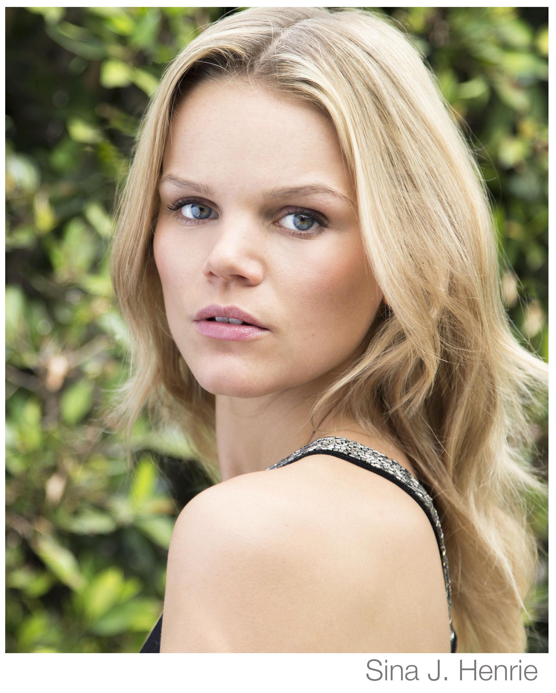 actor Sina J. Henrie large photo