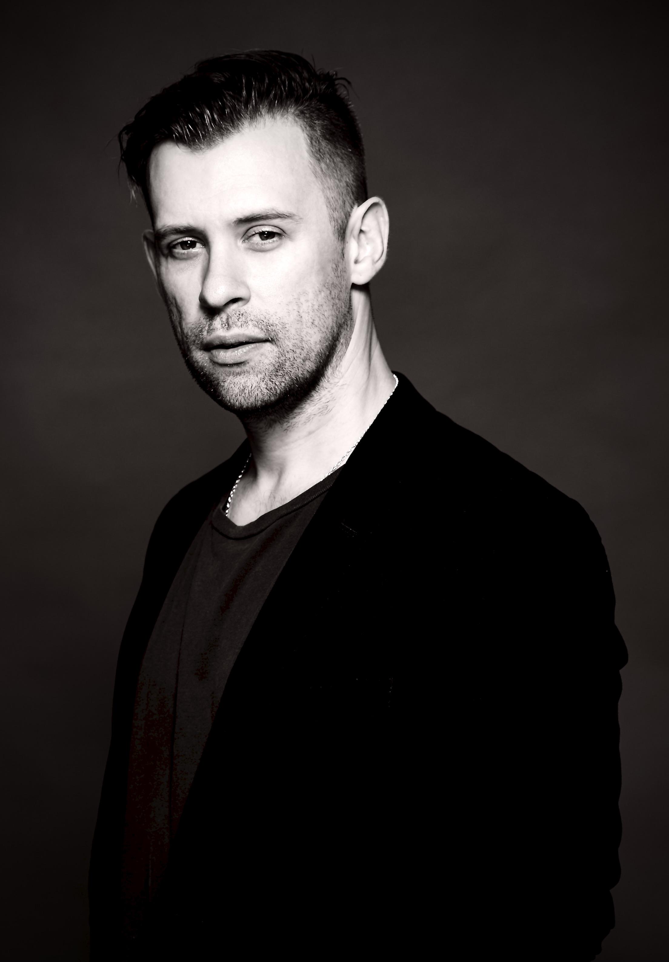 actor Chris Broadbent large photo