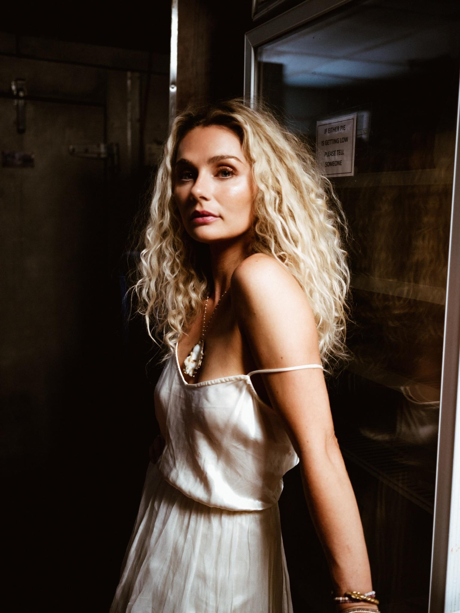 actor Clare Bowen large photo