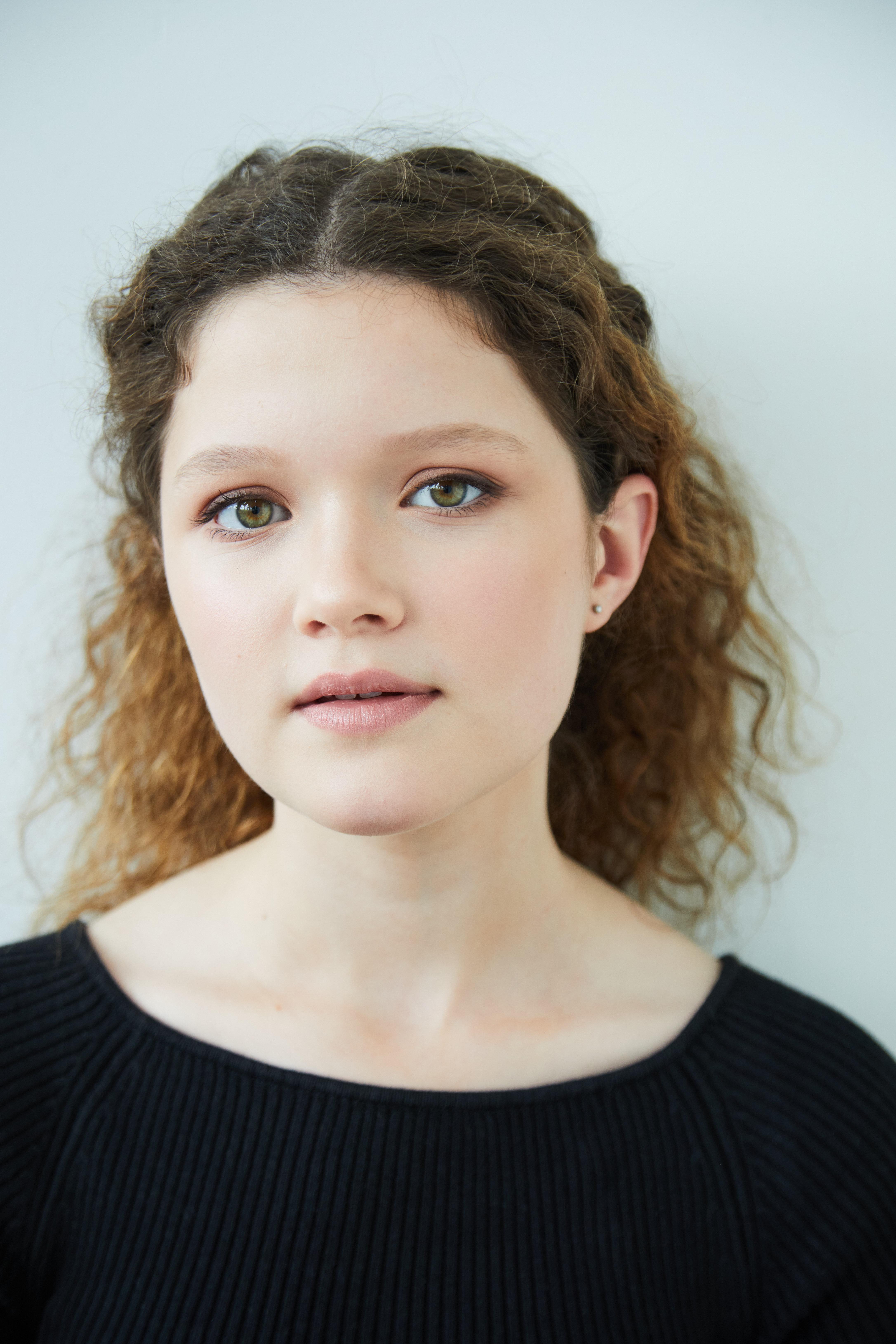 actor Julia Savage large photo