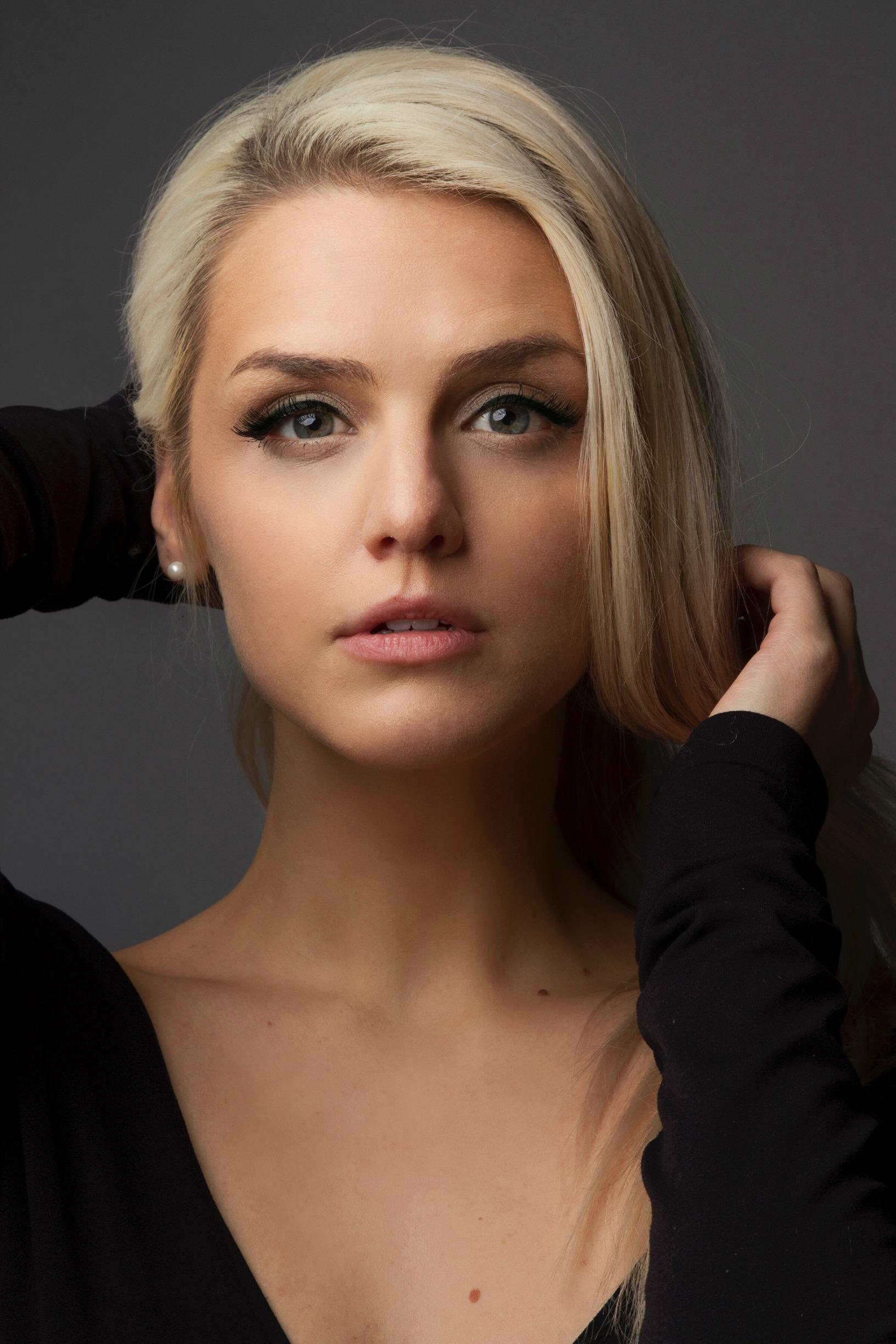 actor Emily Sweet large photo