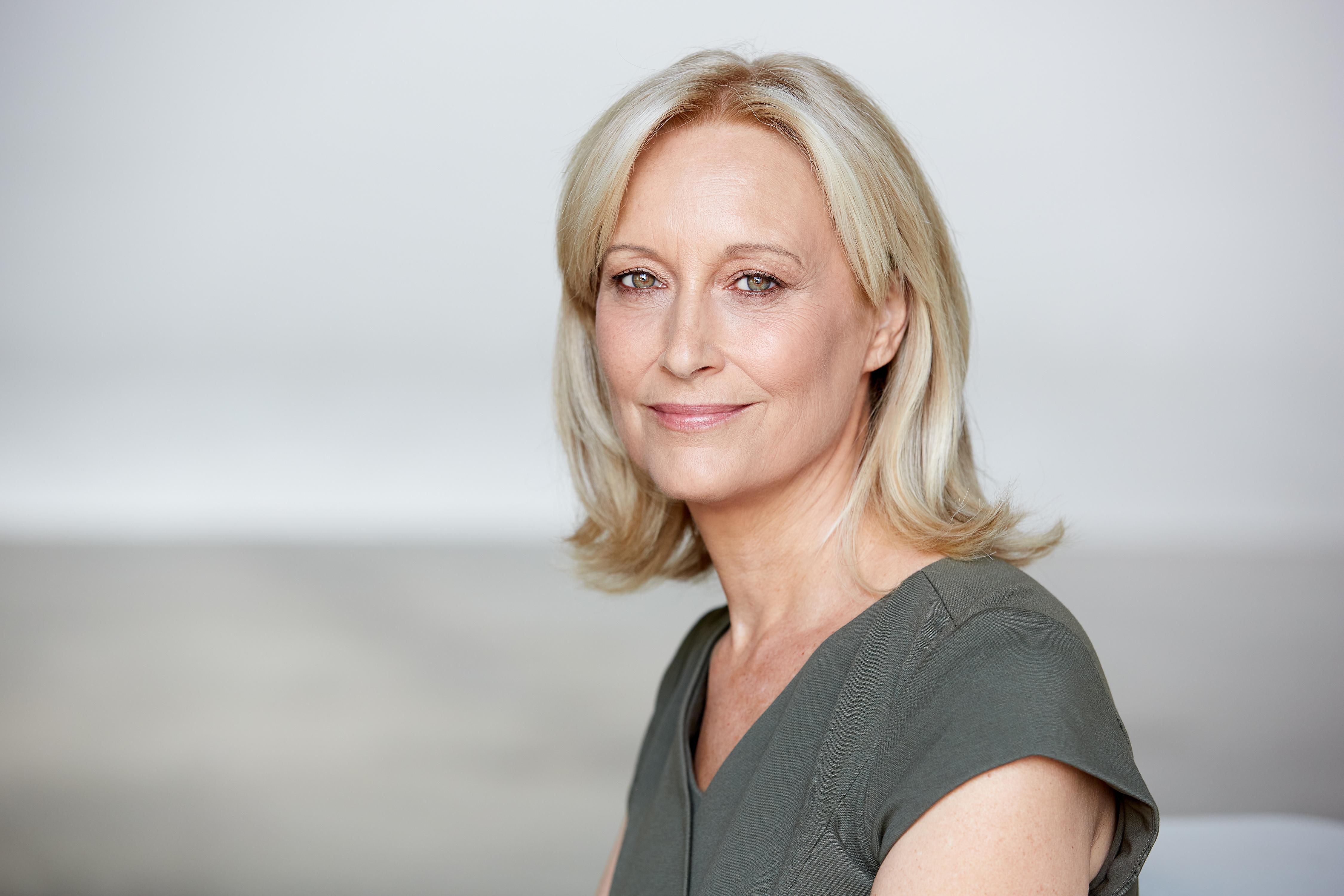 actor Christine Kapetan large photo