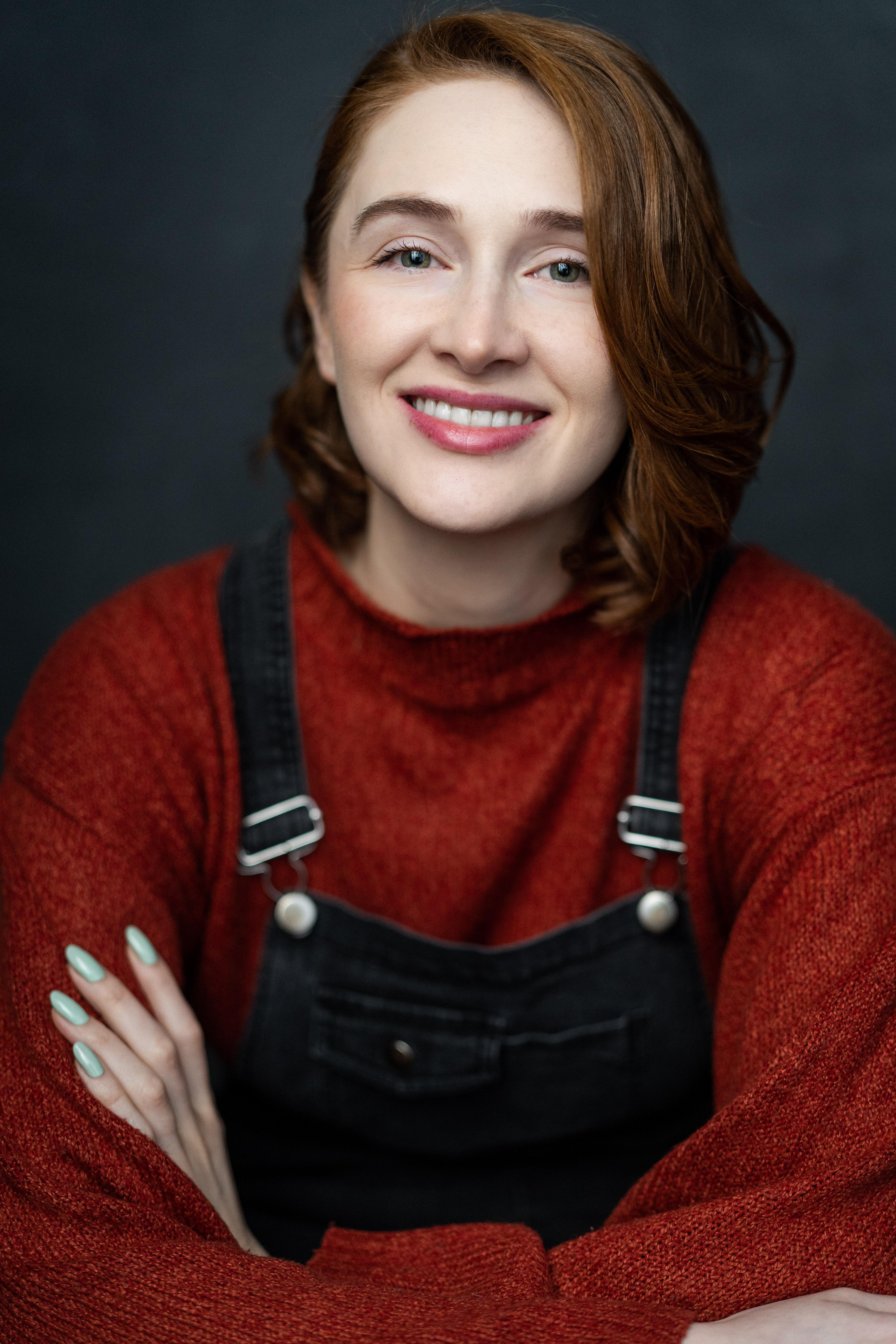 actor Elena Bracken large photo