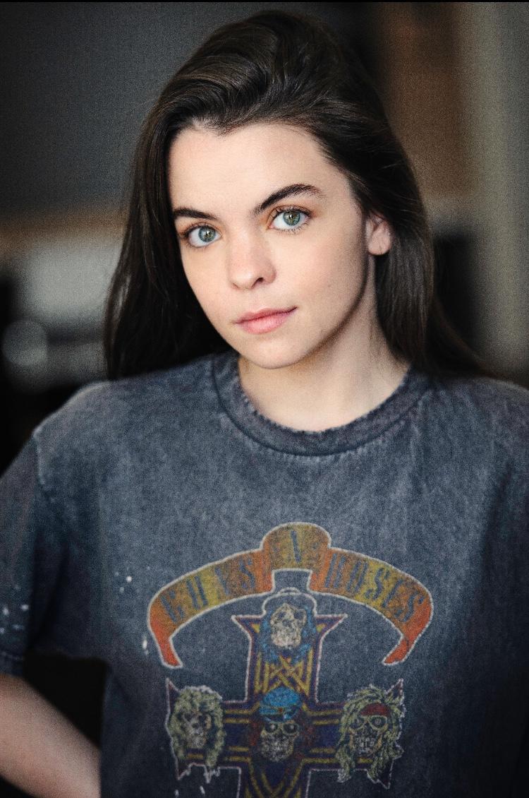 actor Ellie Pettit large photo