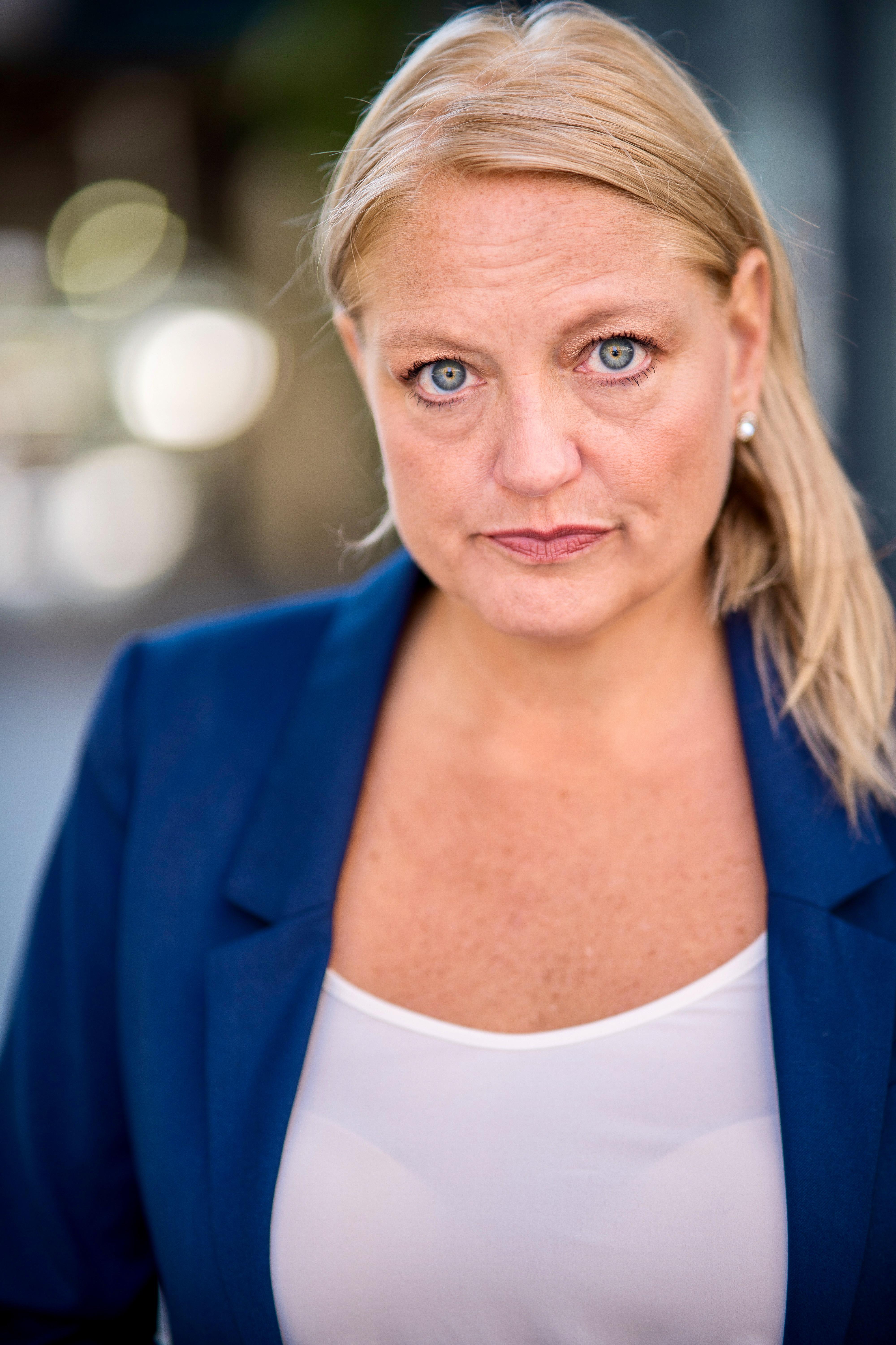 actor Julie Reifers large photo