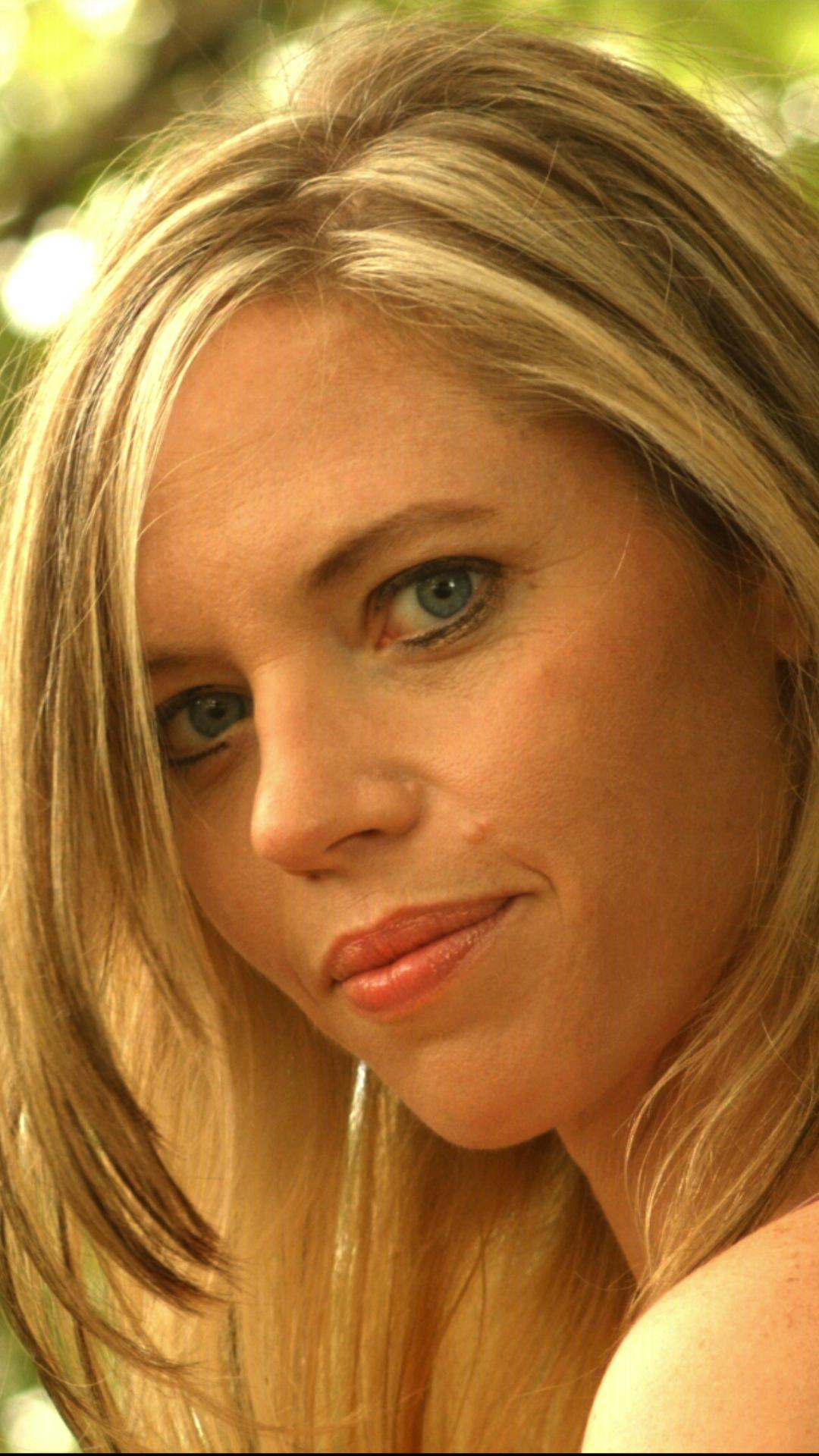 actor Amy Renée Garcia large photo