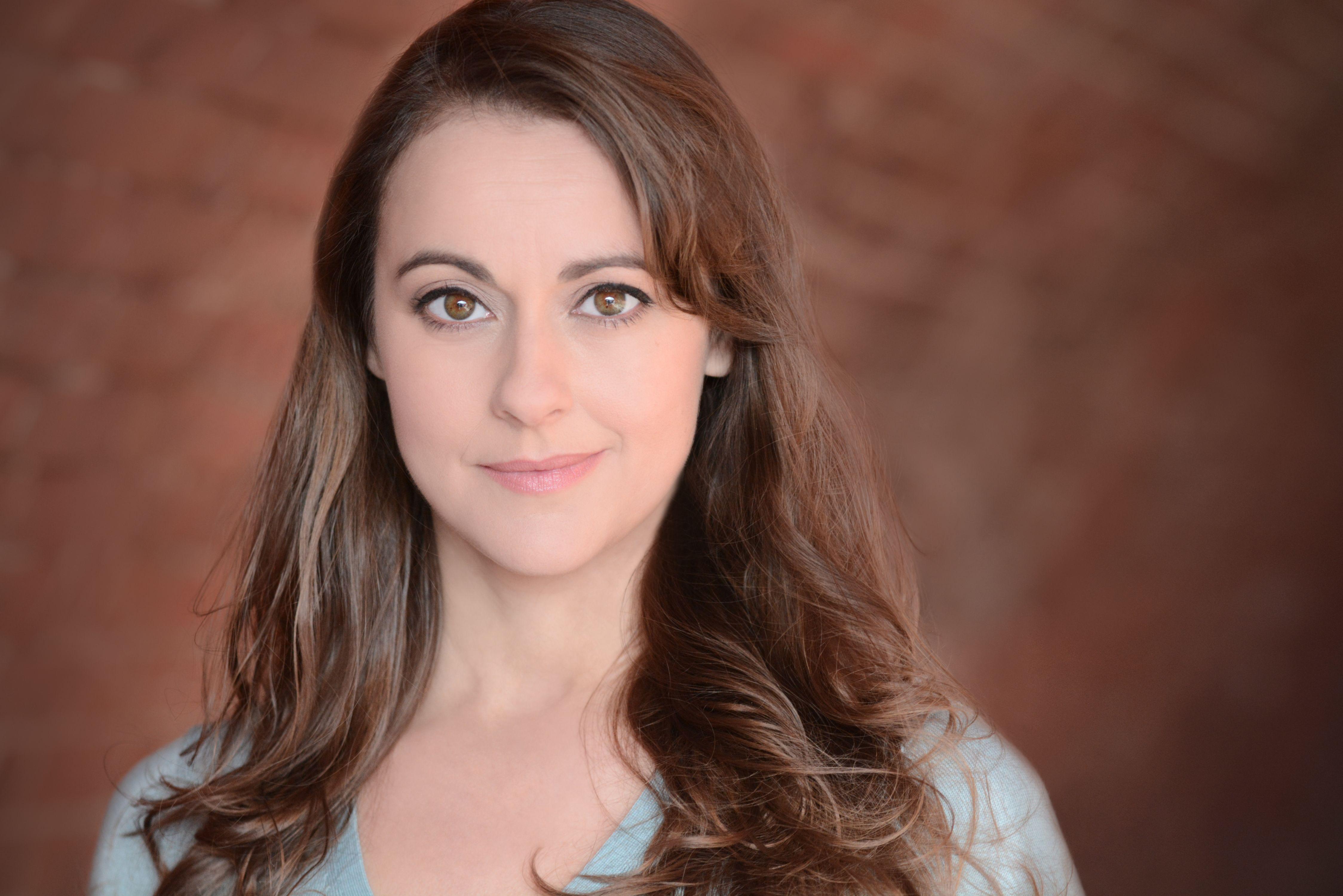 actor Sara Topham large photo