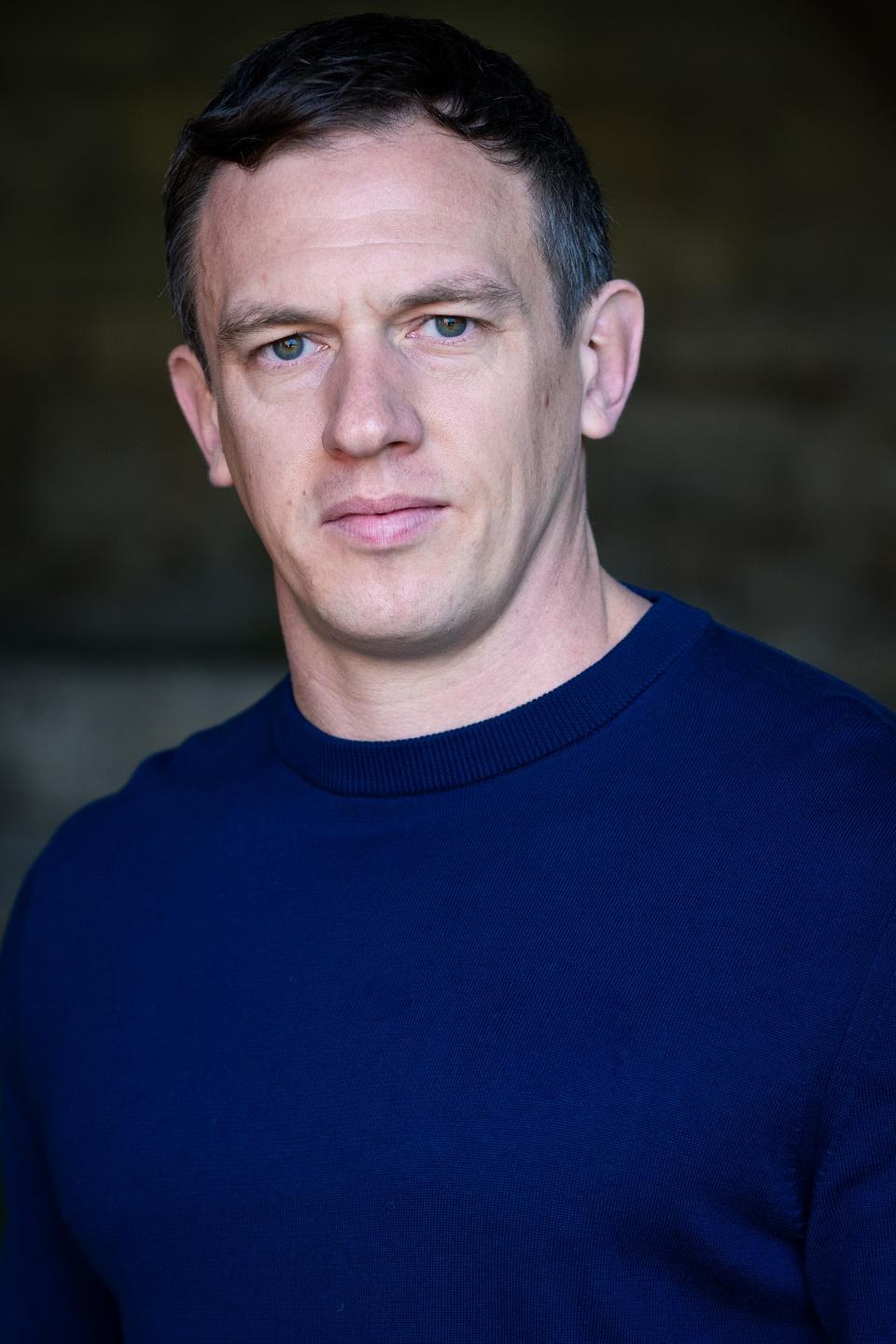 actor Mark Holgate large photo