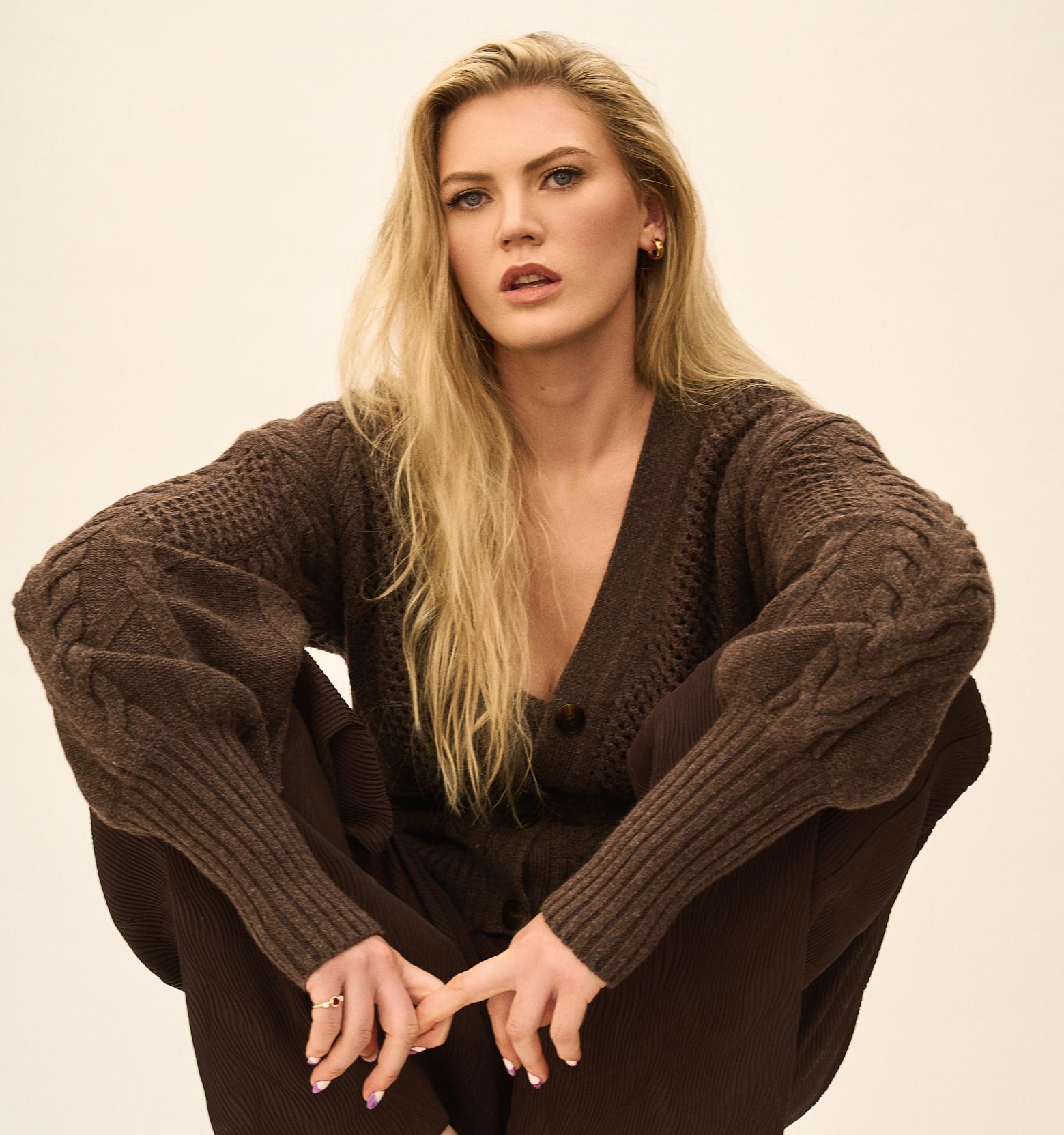 actor Ella Loudon large photo