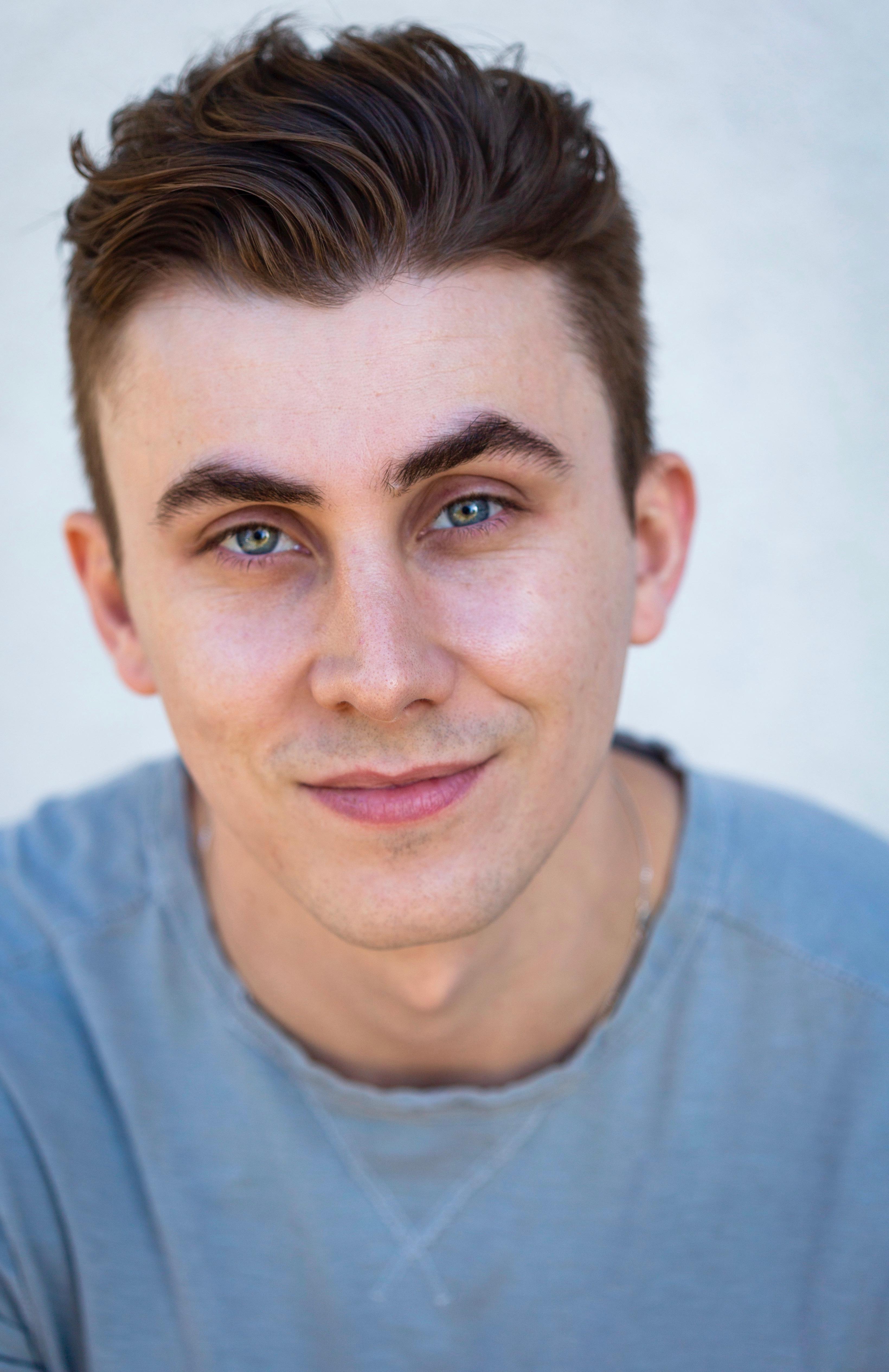 actor Seya Hug large photo