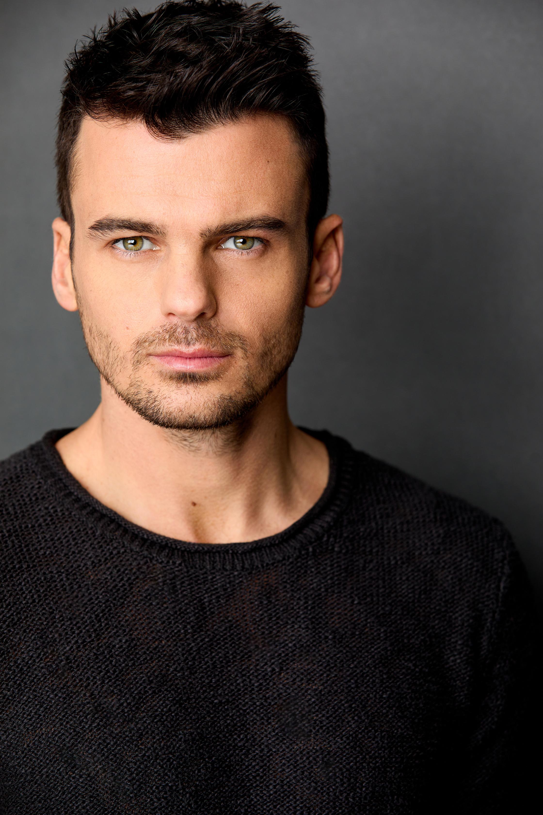 actor Ryan Moore large photo