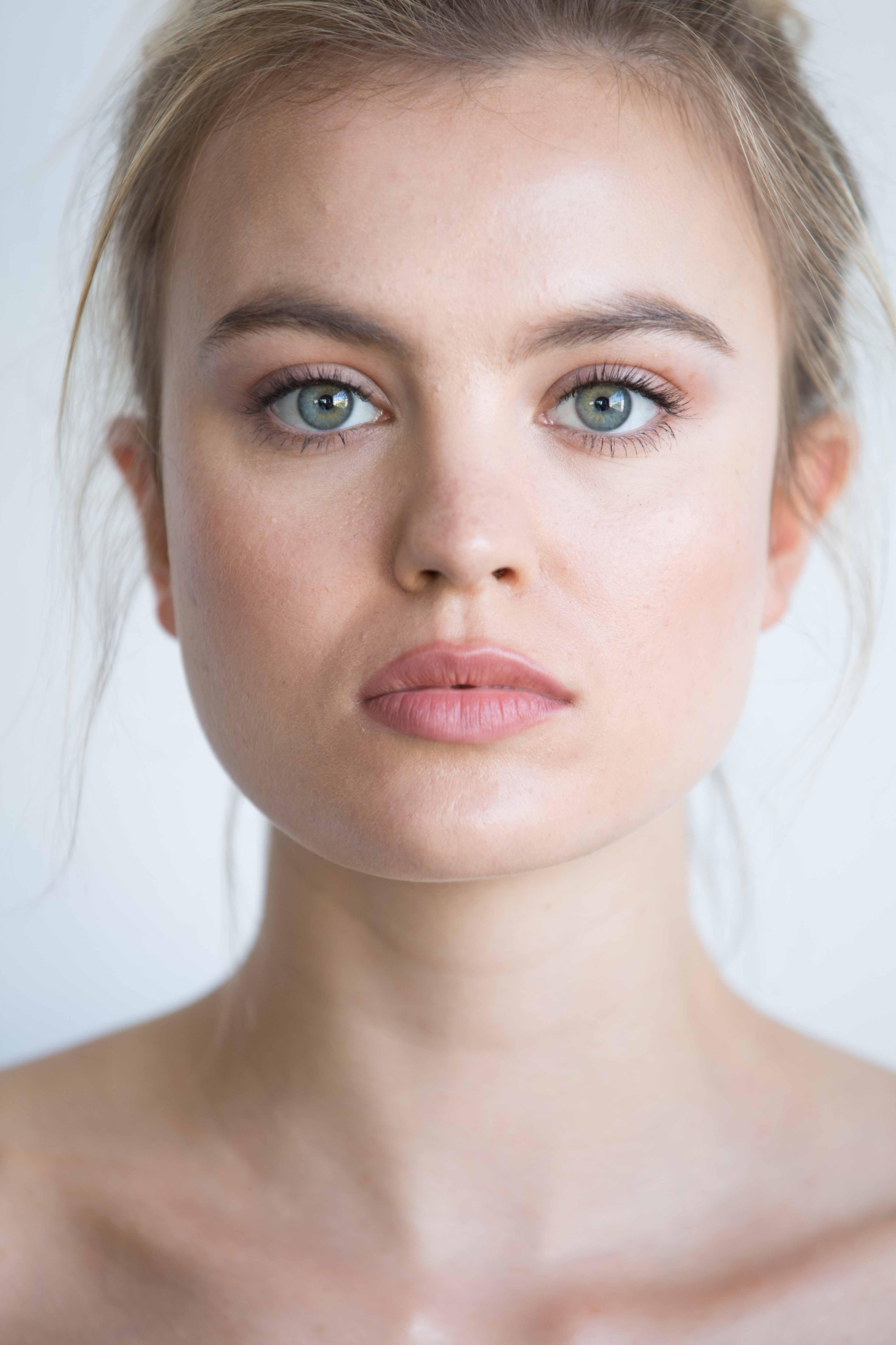 actor Zandi Holup large photo