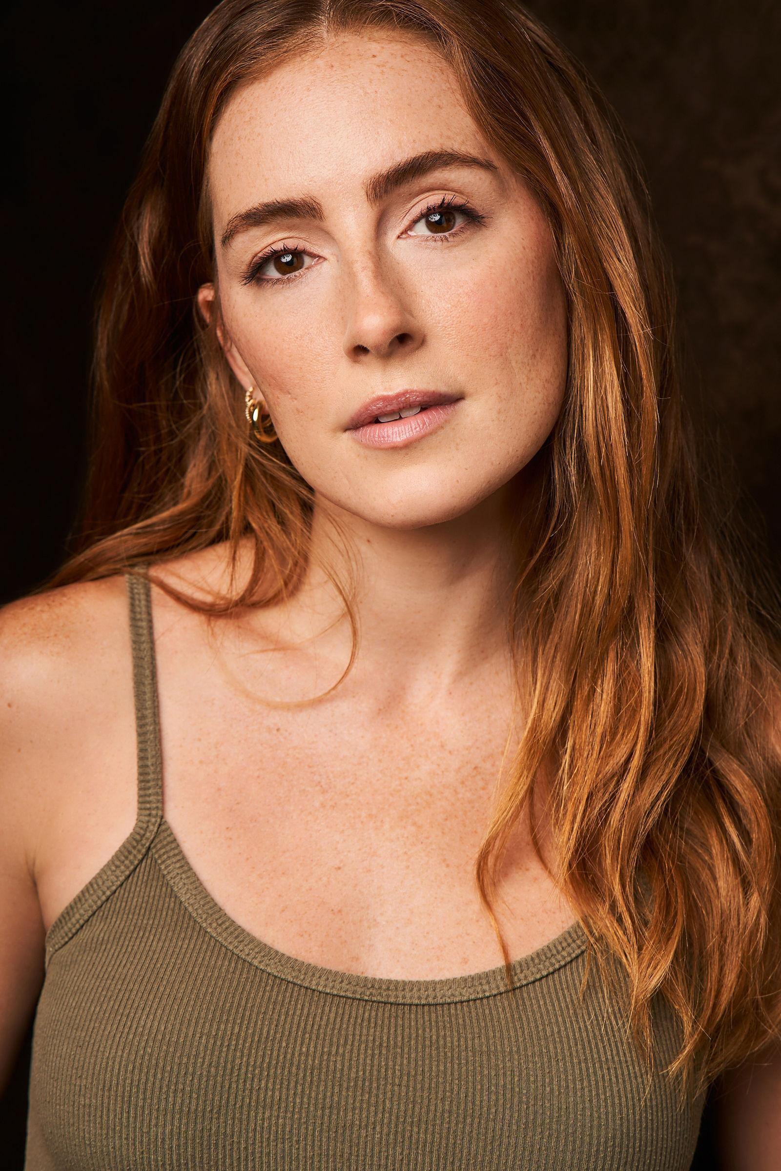 actor Alexandra Daniels large photo