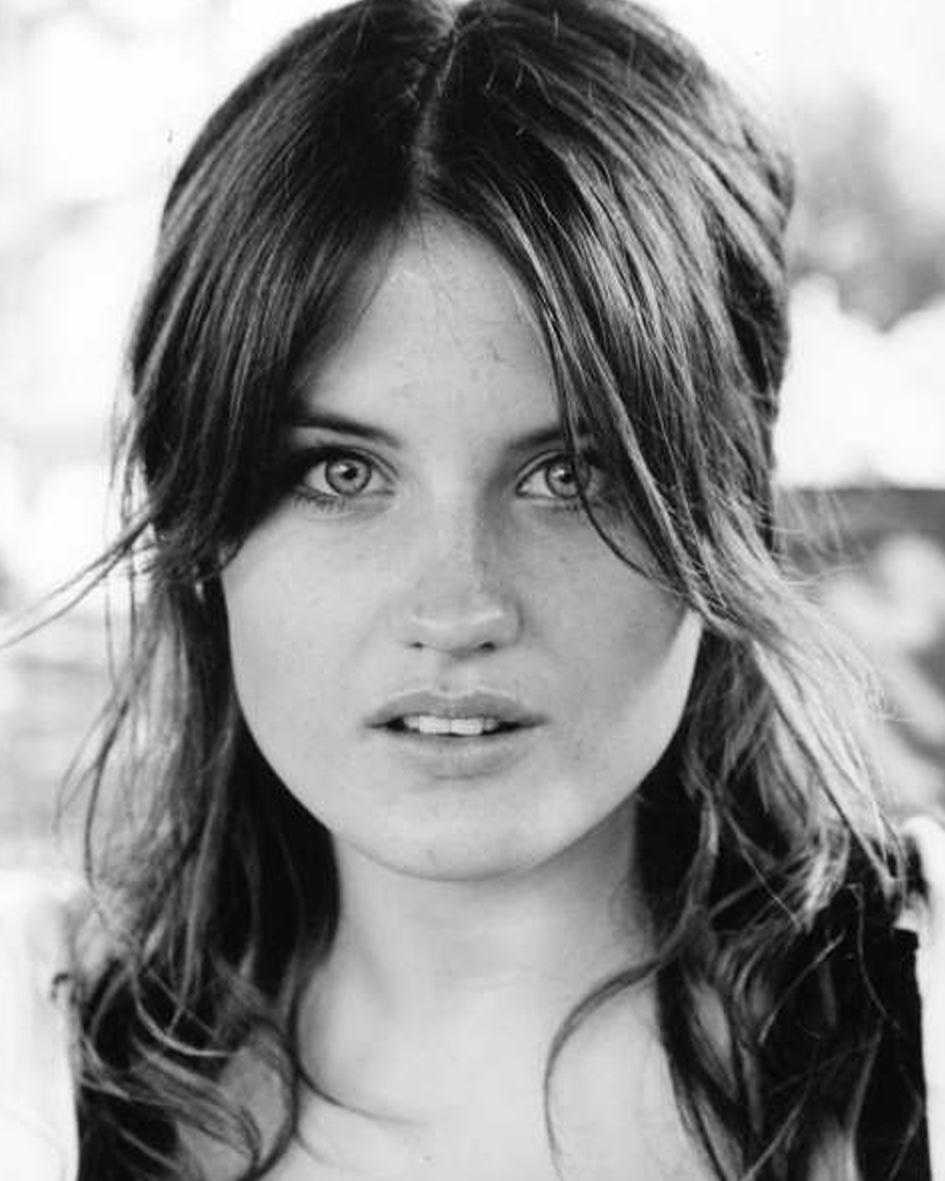 actor Nika McGuigan large photo