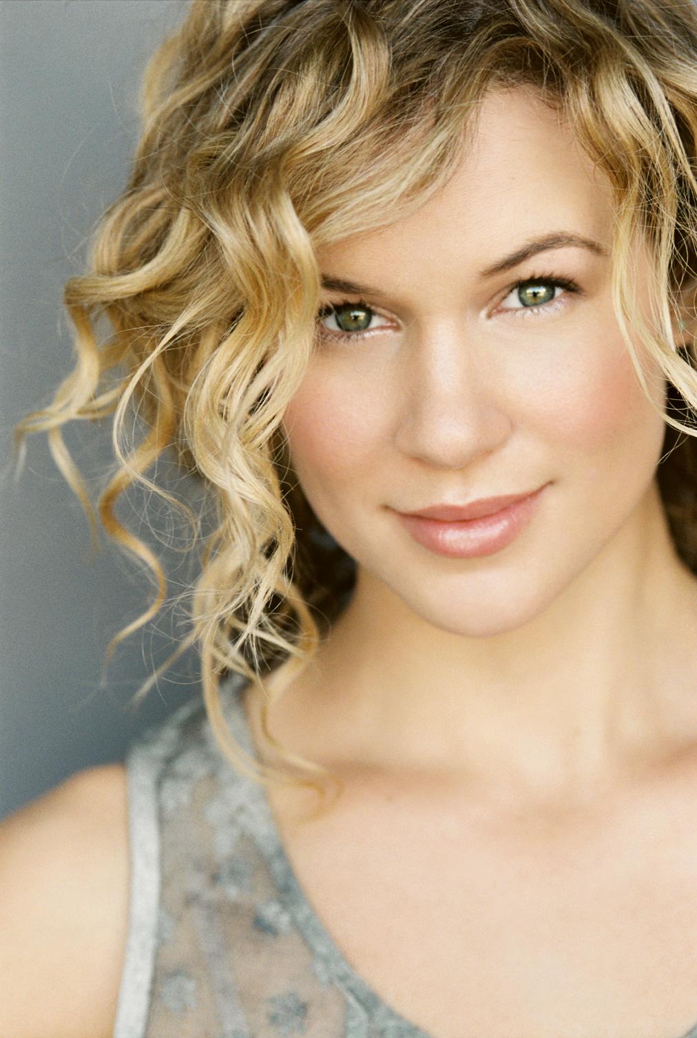 actor Sarah Souza large photo