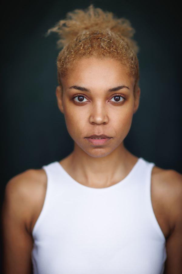 actor Elina Gavare large photo