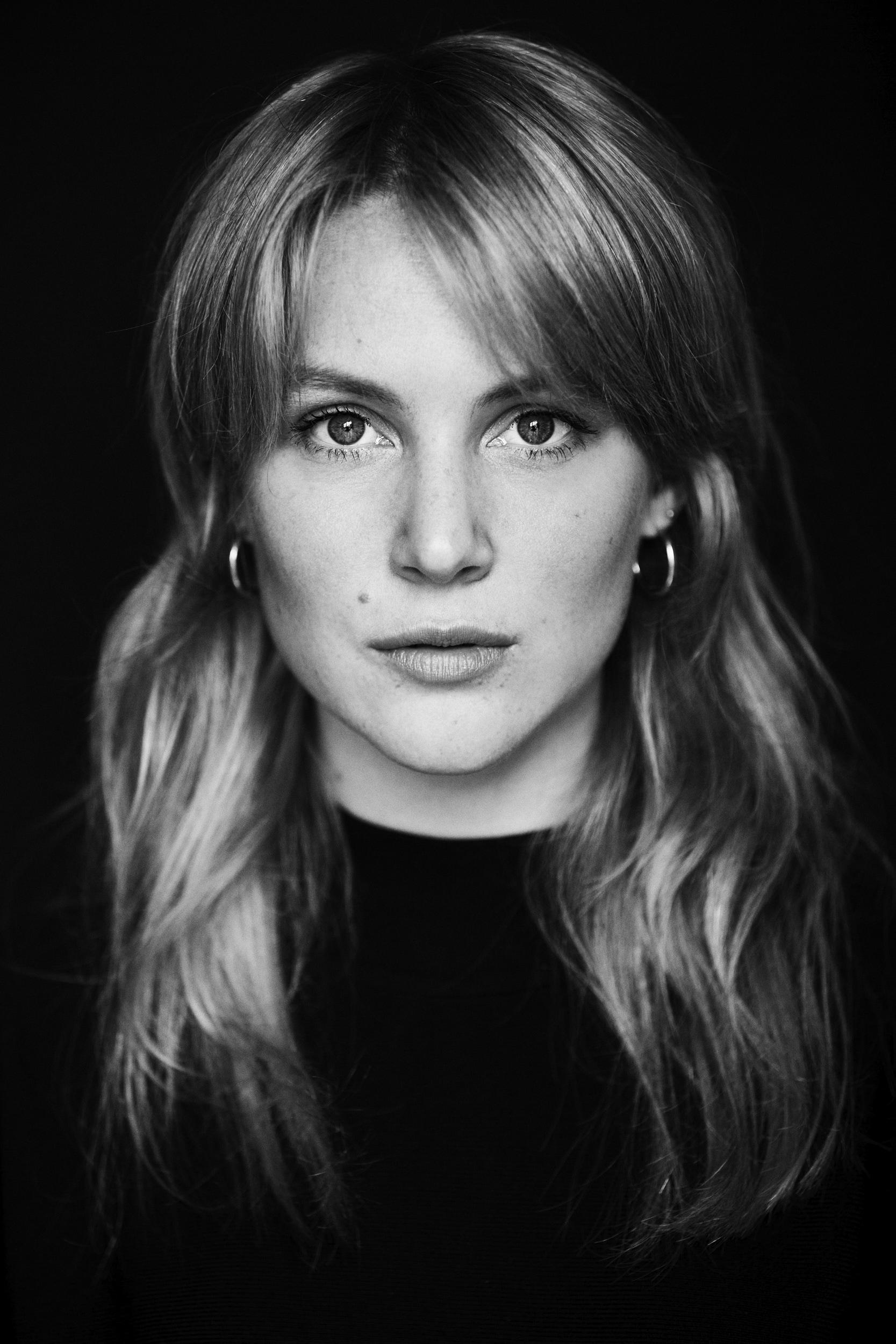 actor Lisa Smit large photo