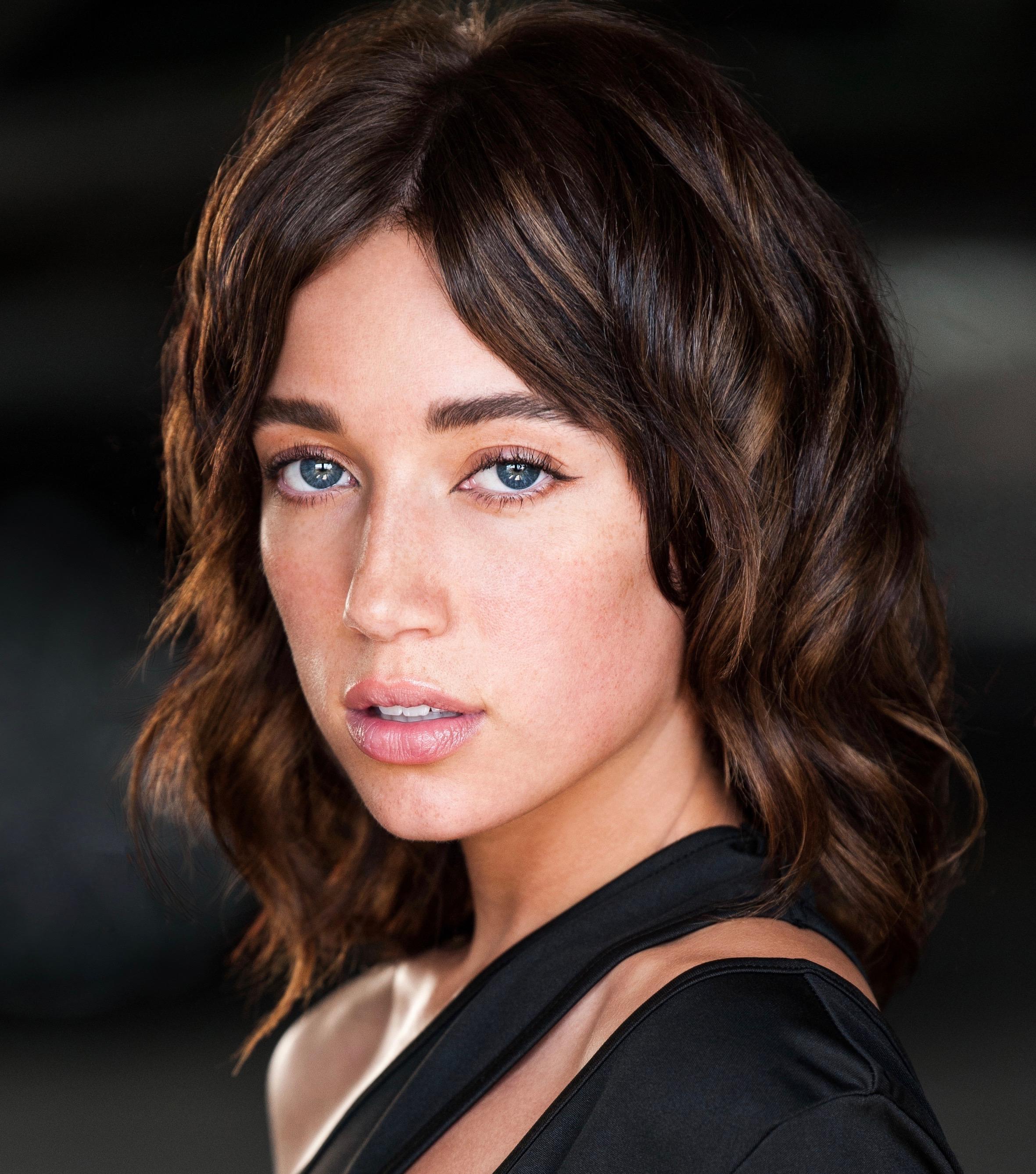 actor Tori Griffith large photo