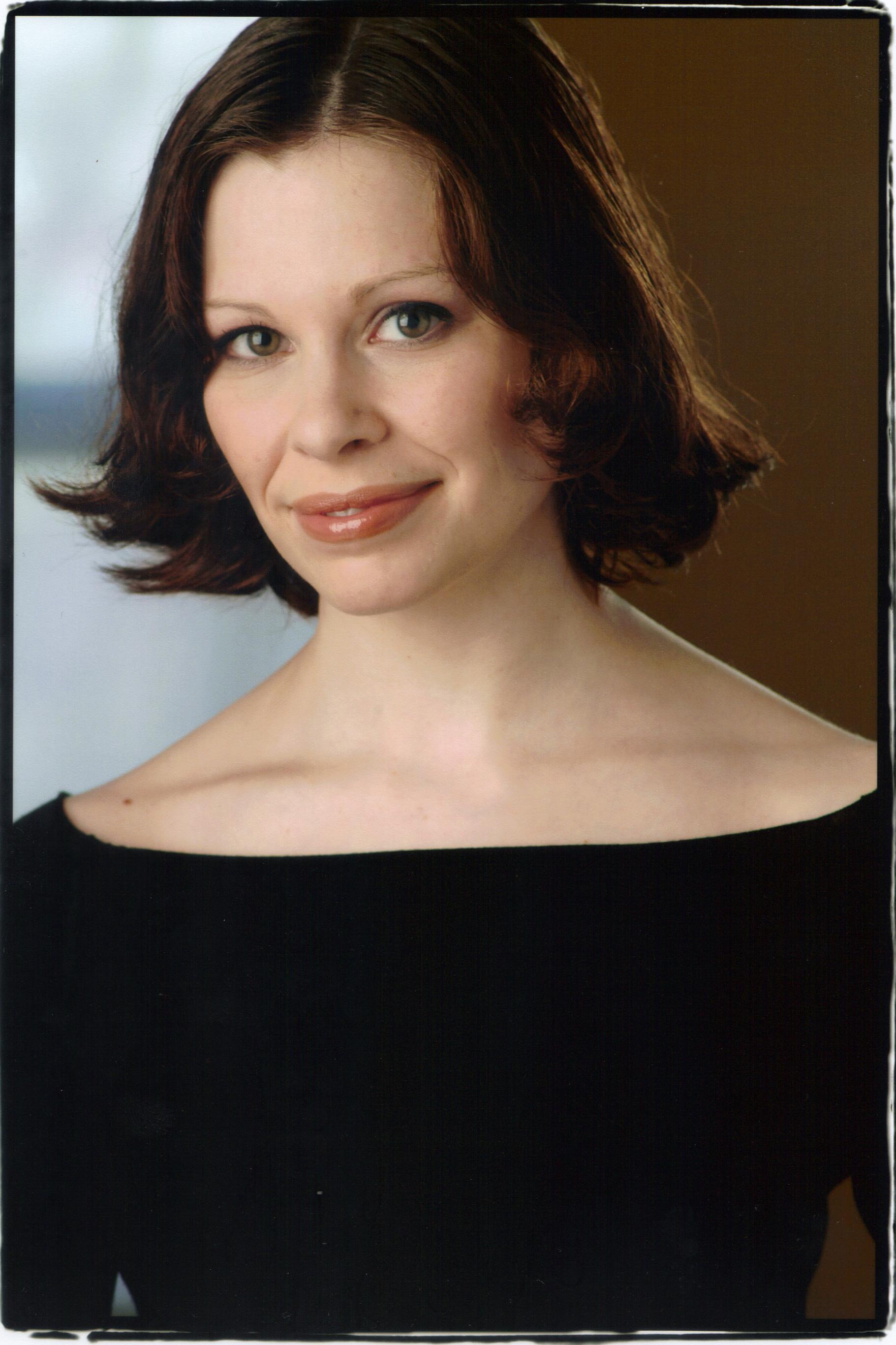 actor Erin Mathews large photo