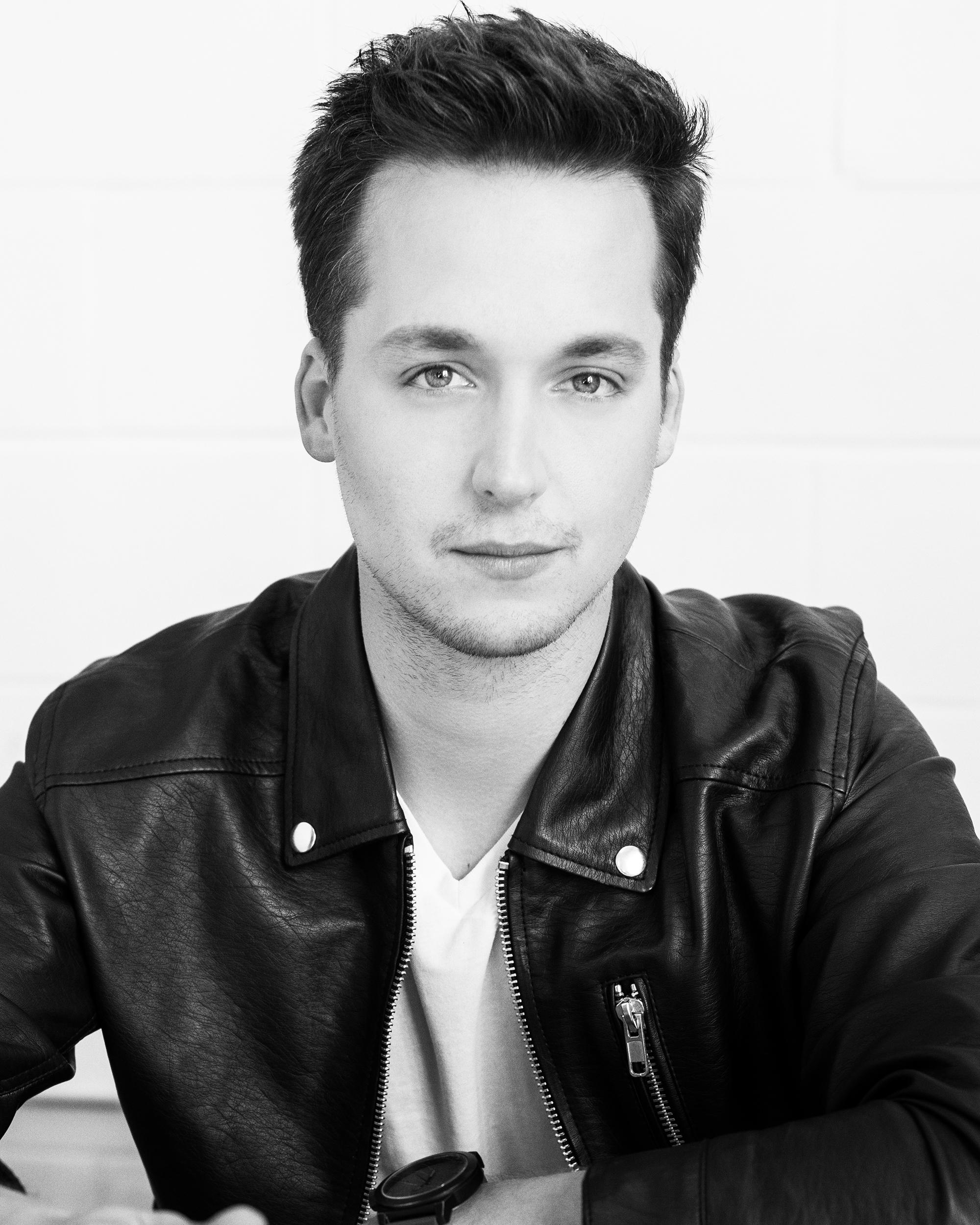 actor Jonathan Dubsky large photo