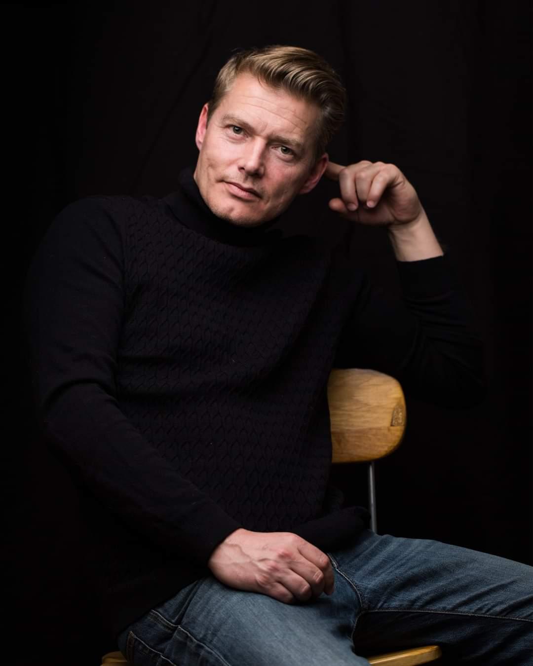 actor Richard Dee-Roberts large photo