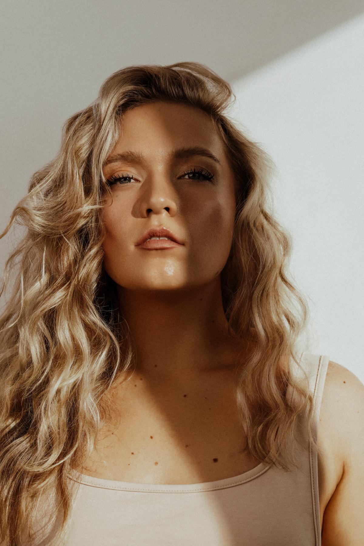 actor Nadia White large photo