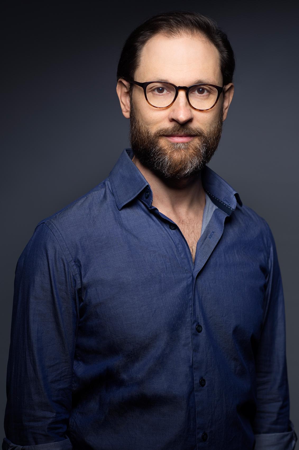 actor Yalin Ozucelik large photo