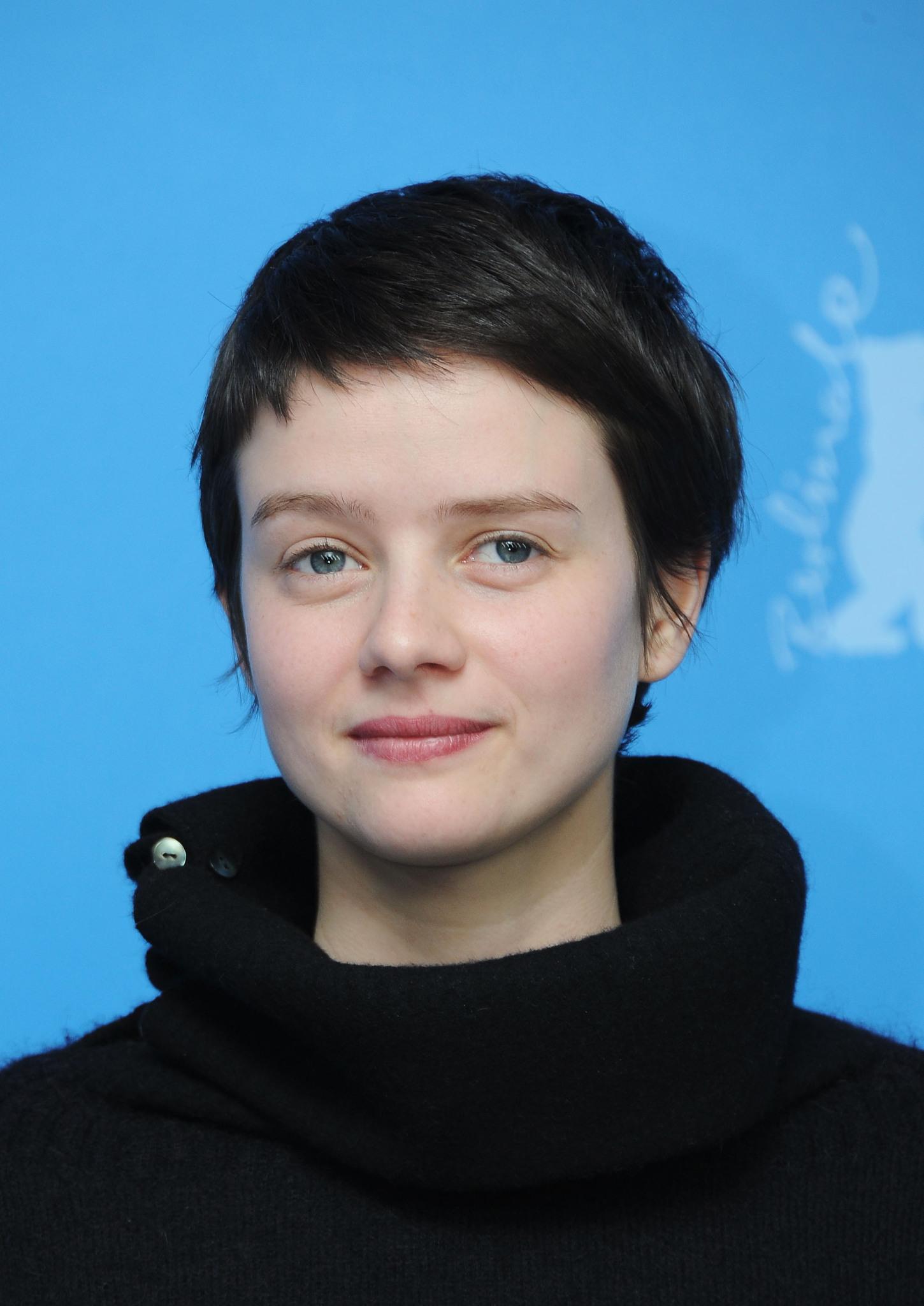 actor Pauline Etienne large photo