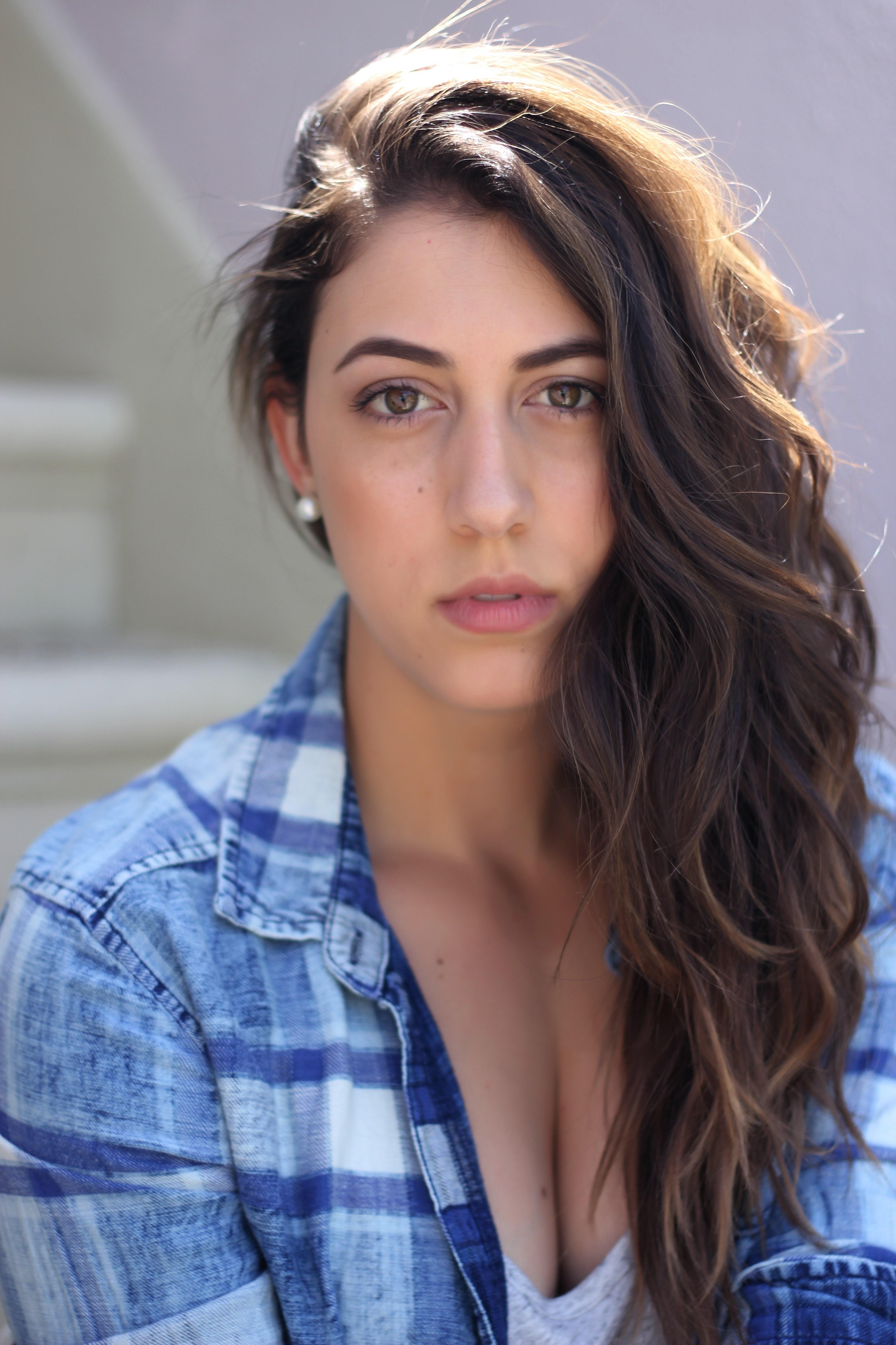 actor Caitlin Dechelle large photo