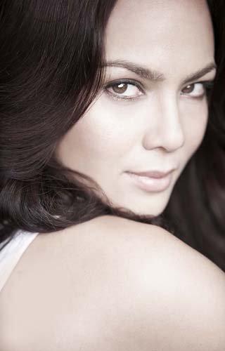 actor Sonia Couling large photo