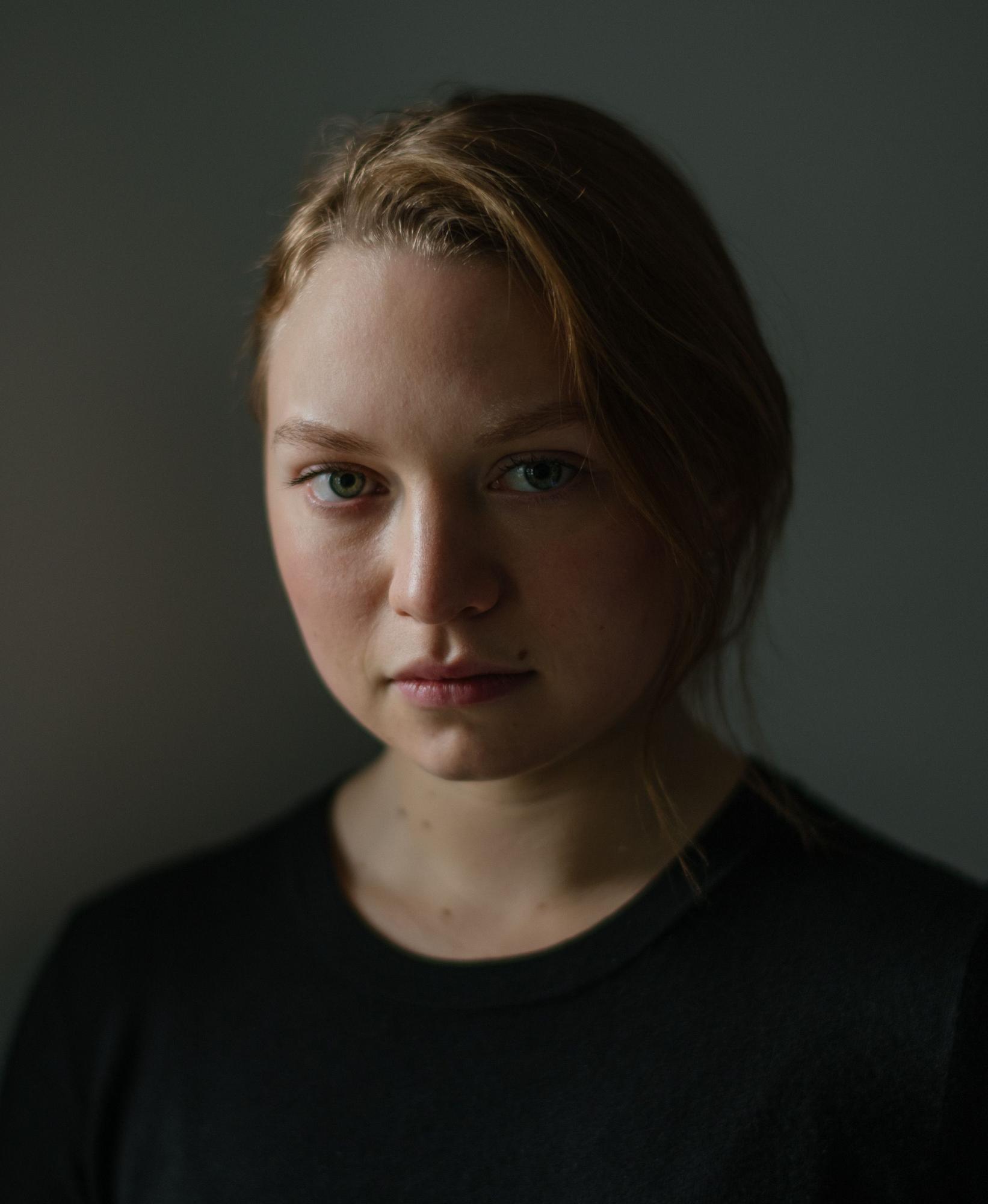 actor Mia Threapleton large photo