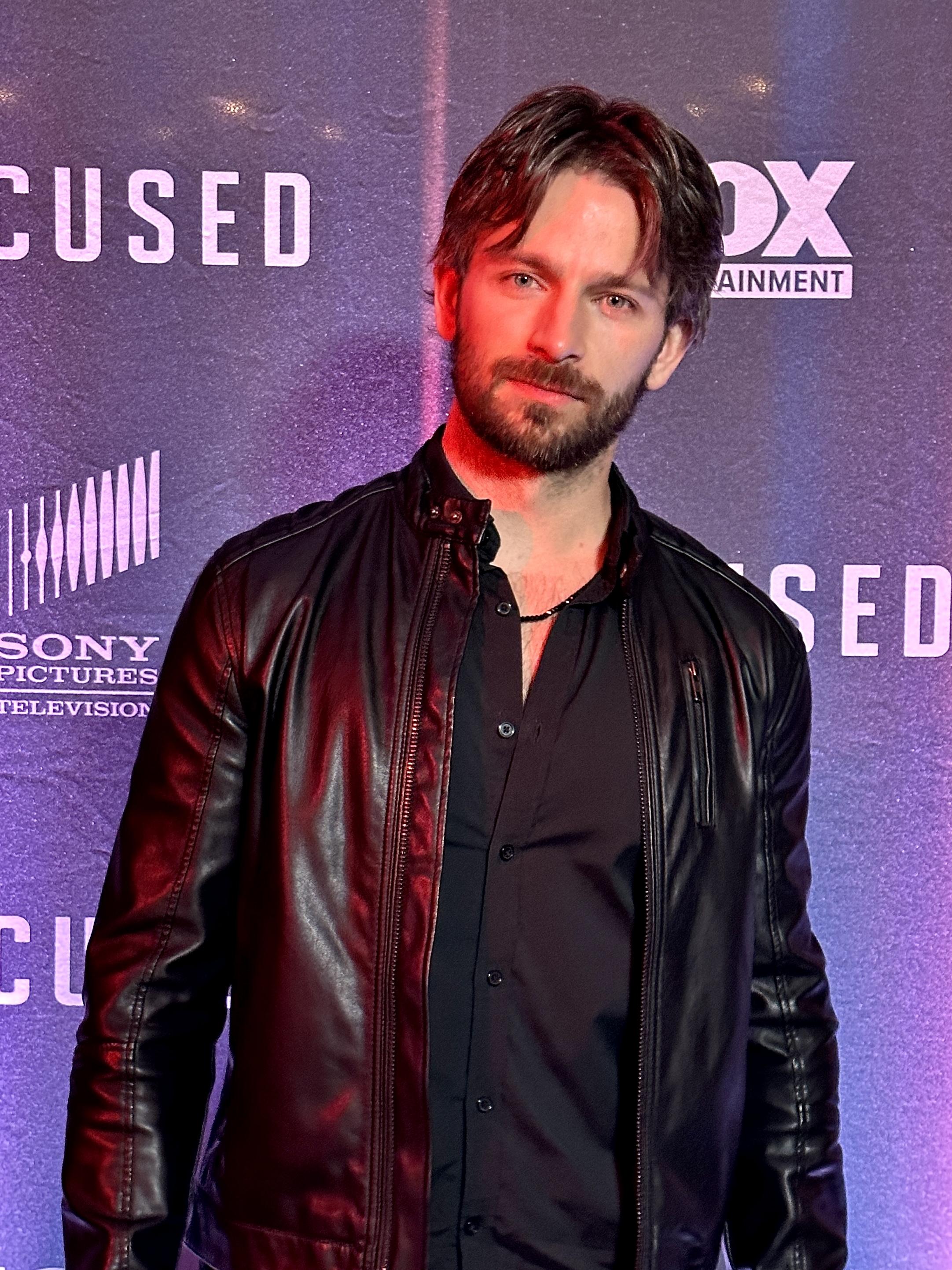 actor Derek Yates large photo