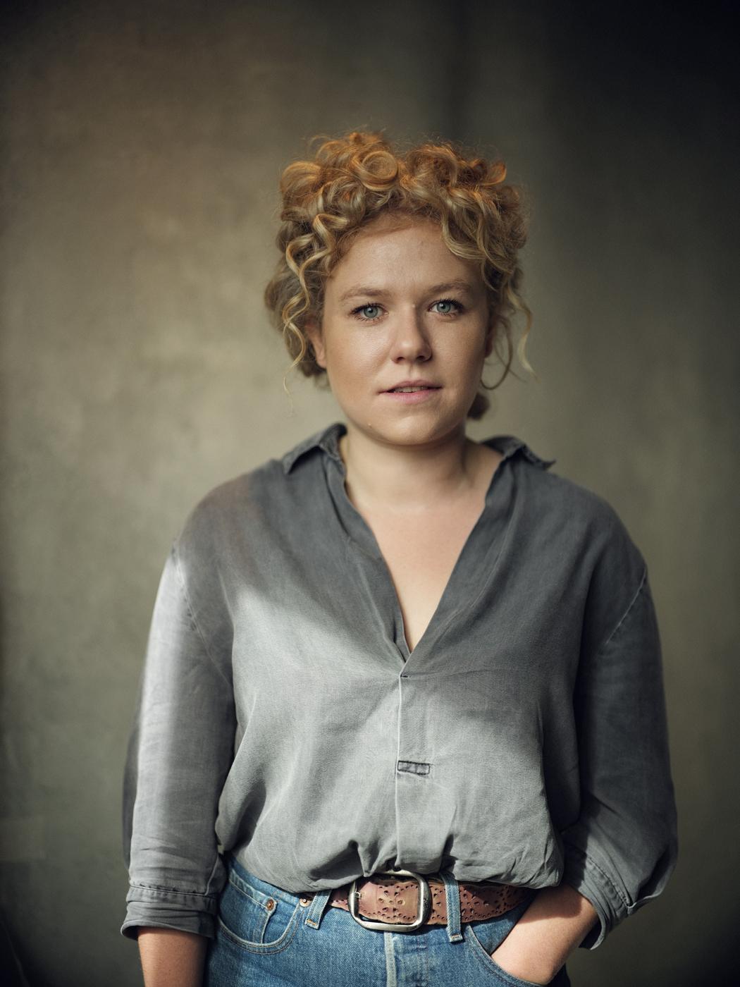 actor Sally Messham large photo