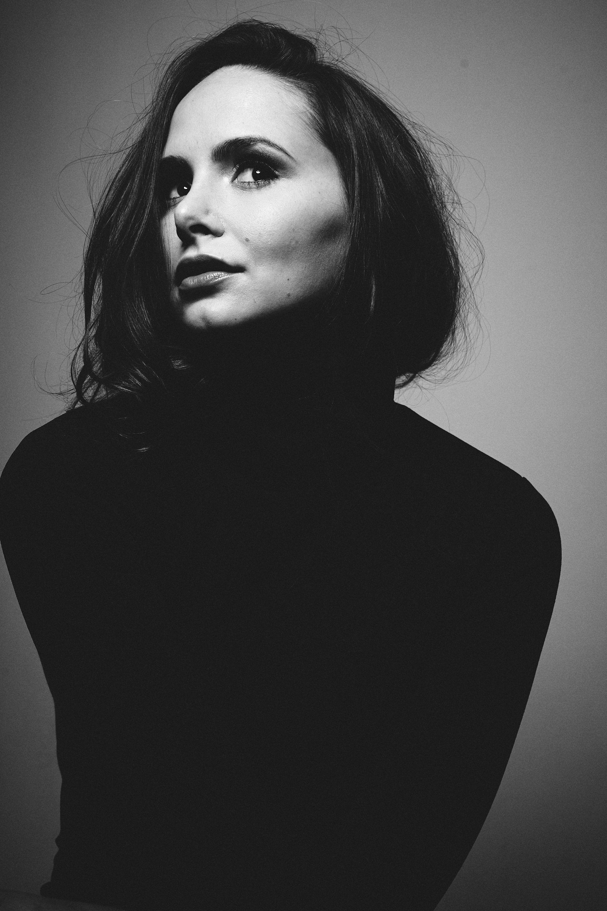 actor Lauren Beveridge large photo