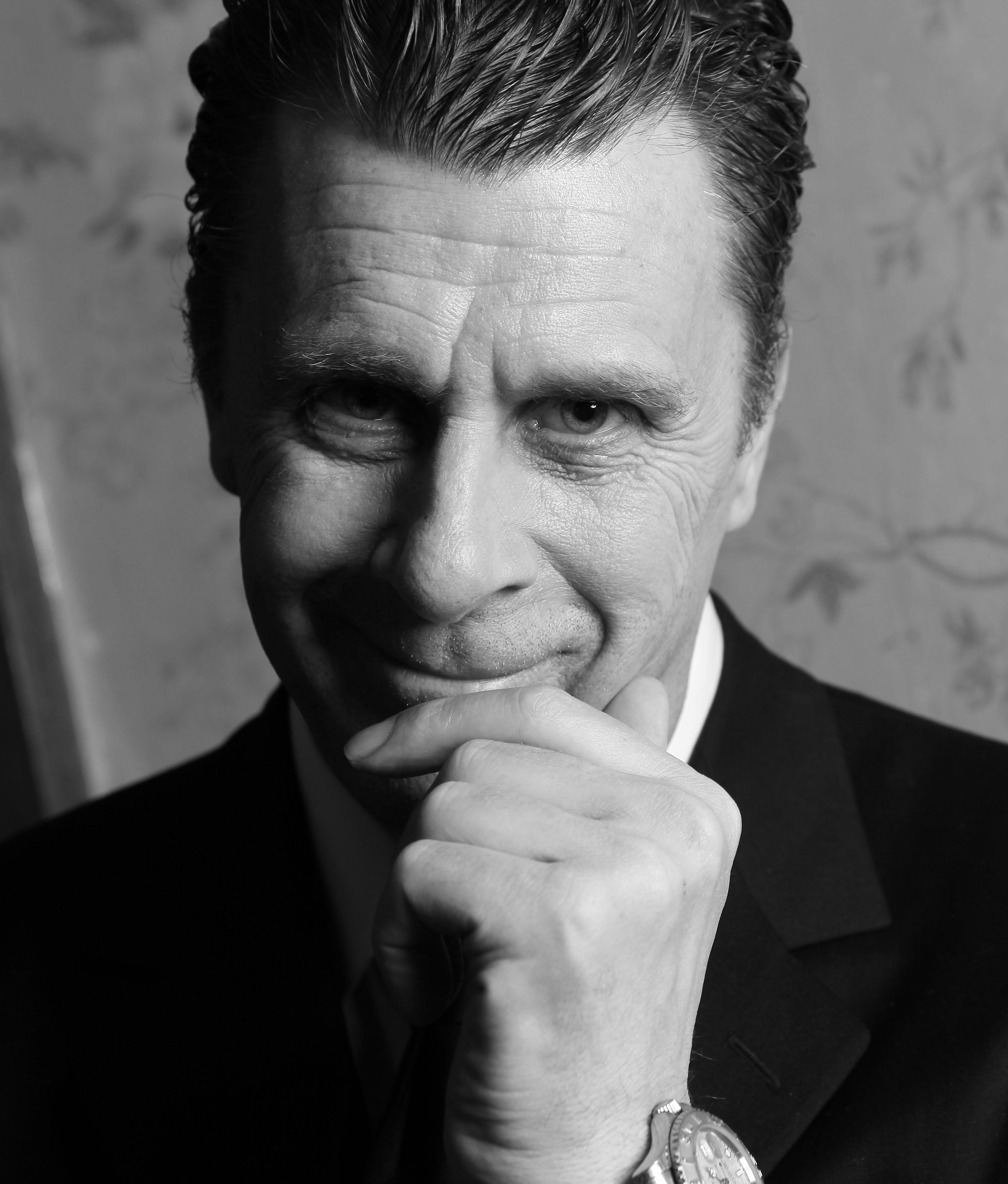 actor Paul Dewdney large photo