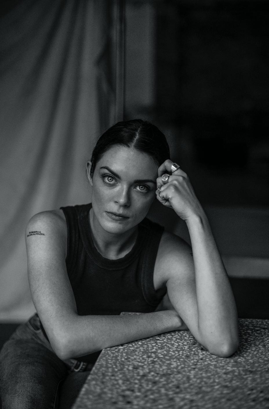 actor Sinead Curry large photo