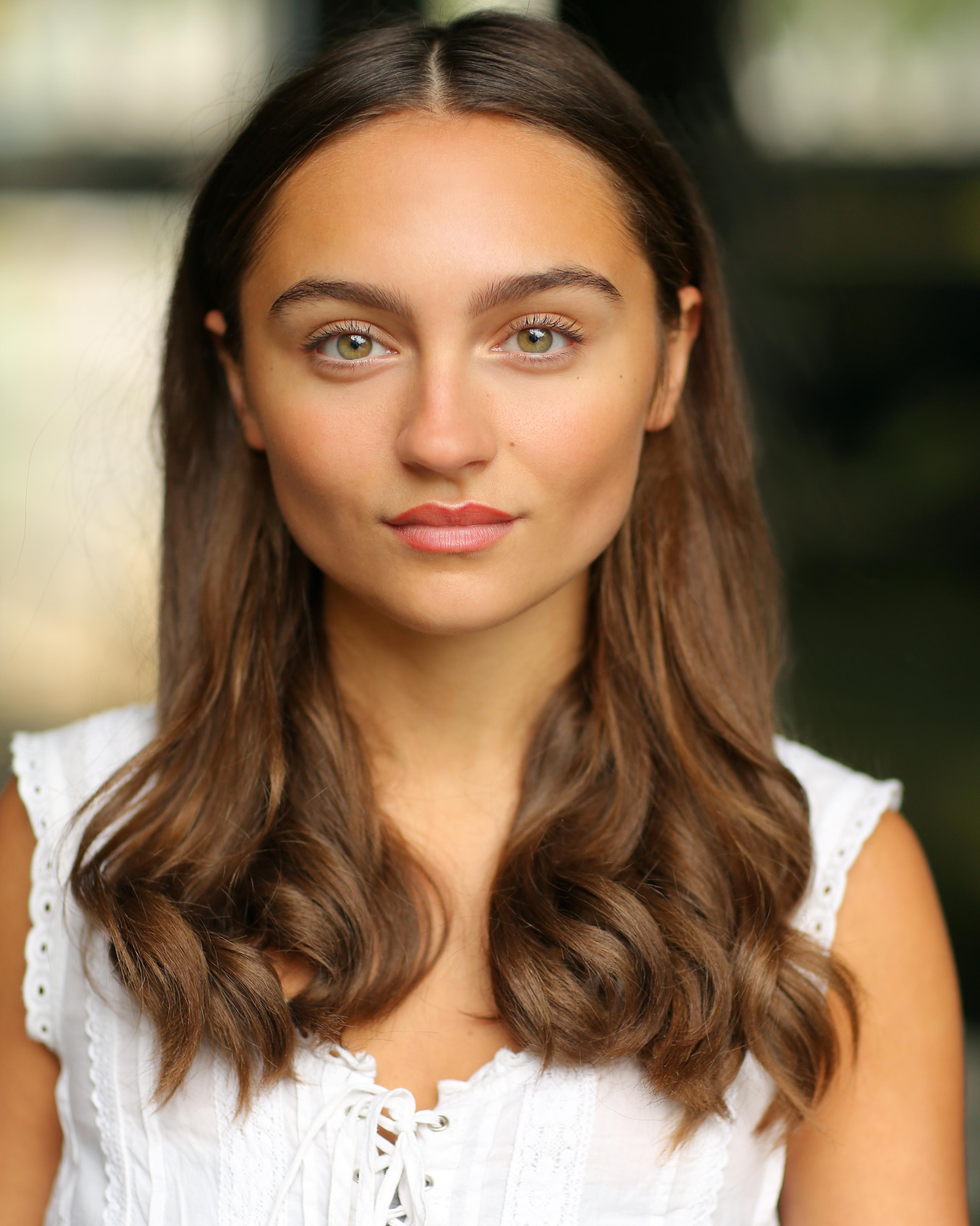 actor Isobelle Molloy large photo