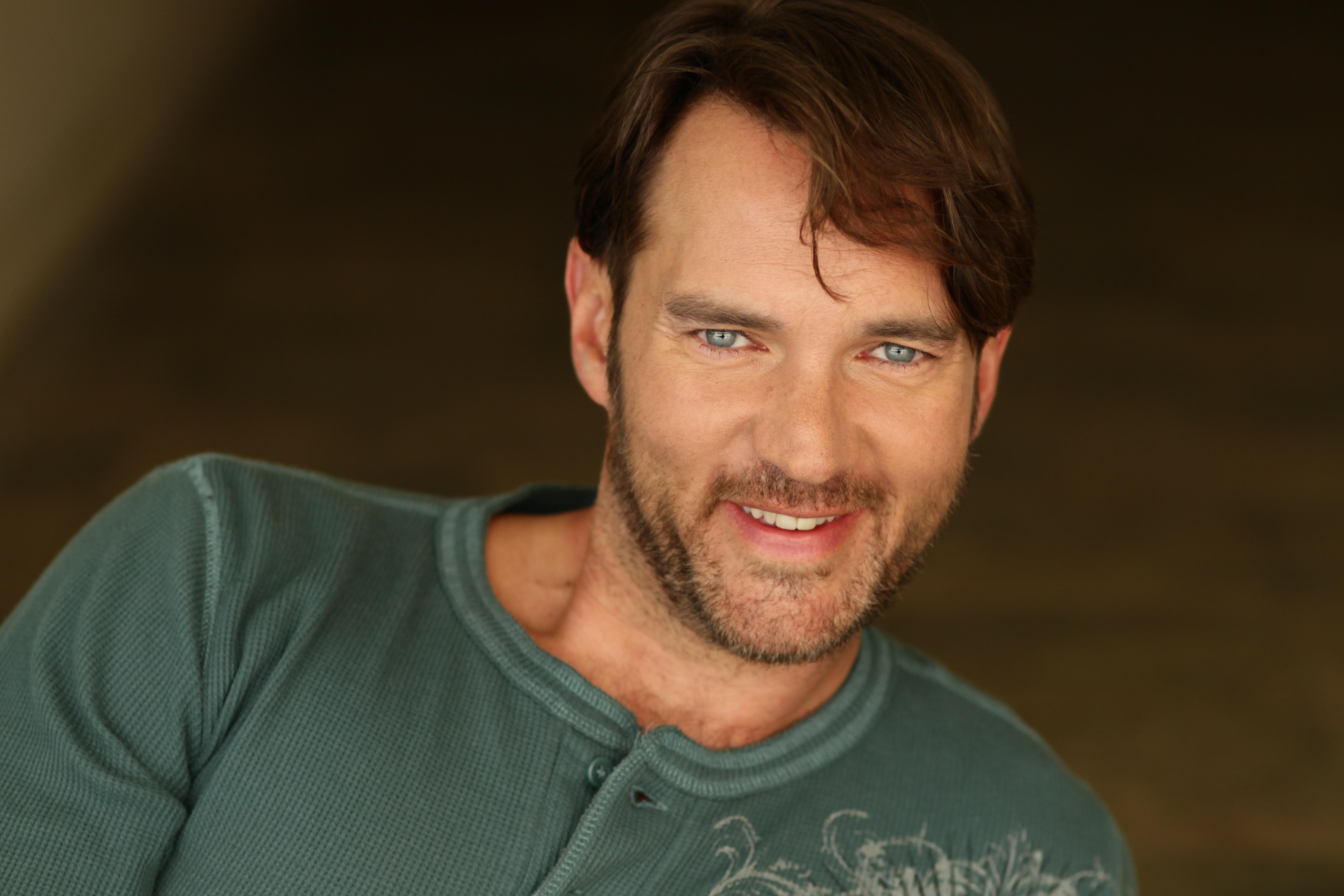 actor Alex Bell large photo