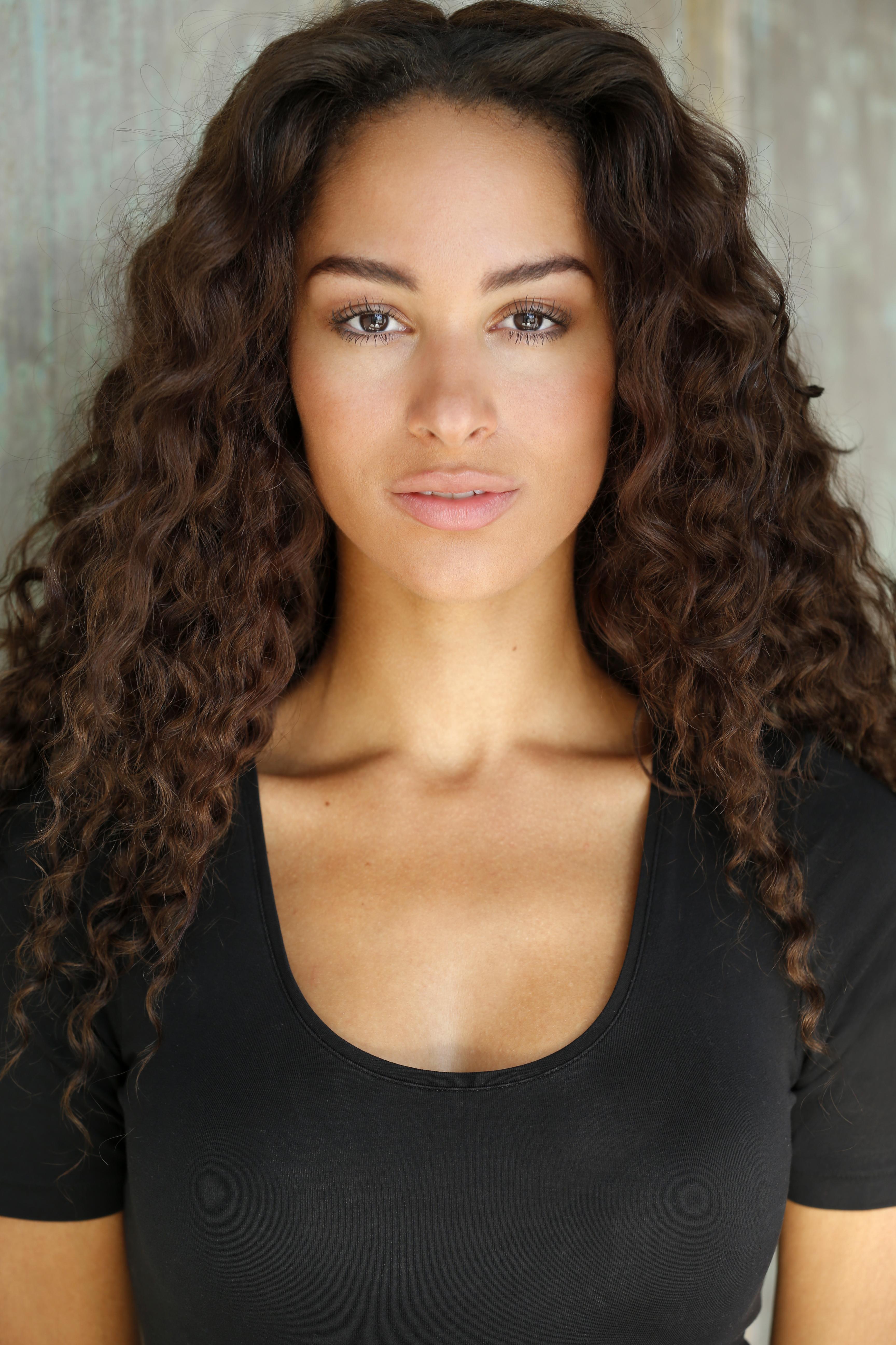 actor Hannah Harlow large photo