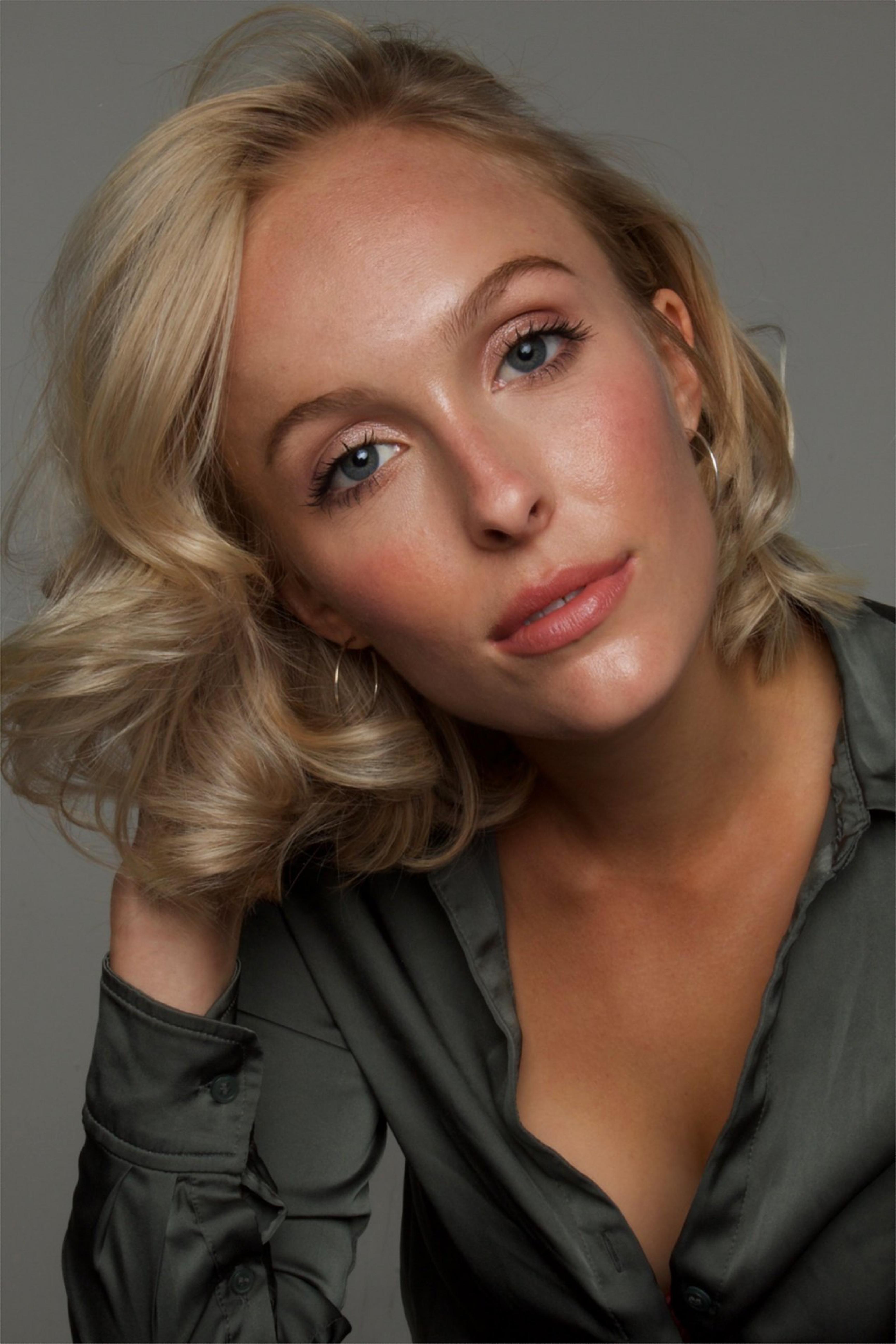 actor Sophia Manyet large photo