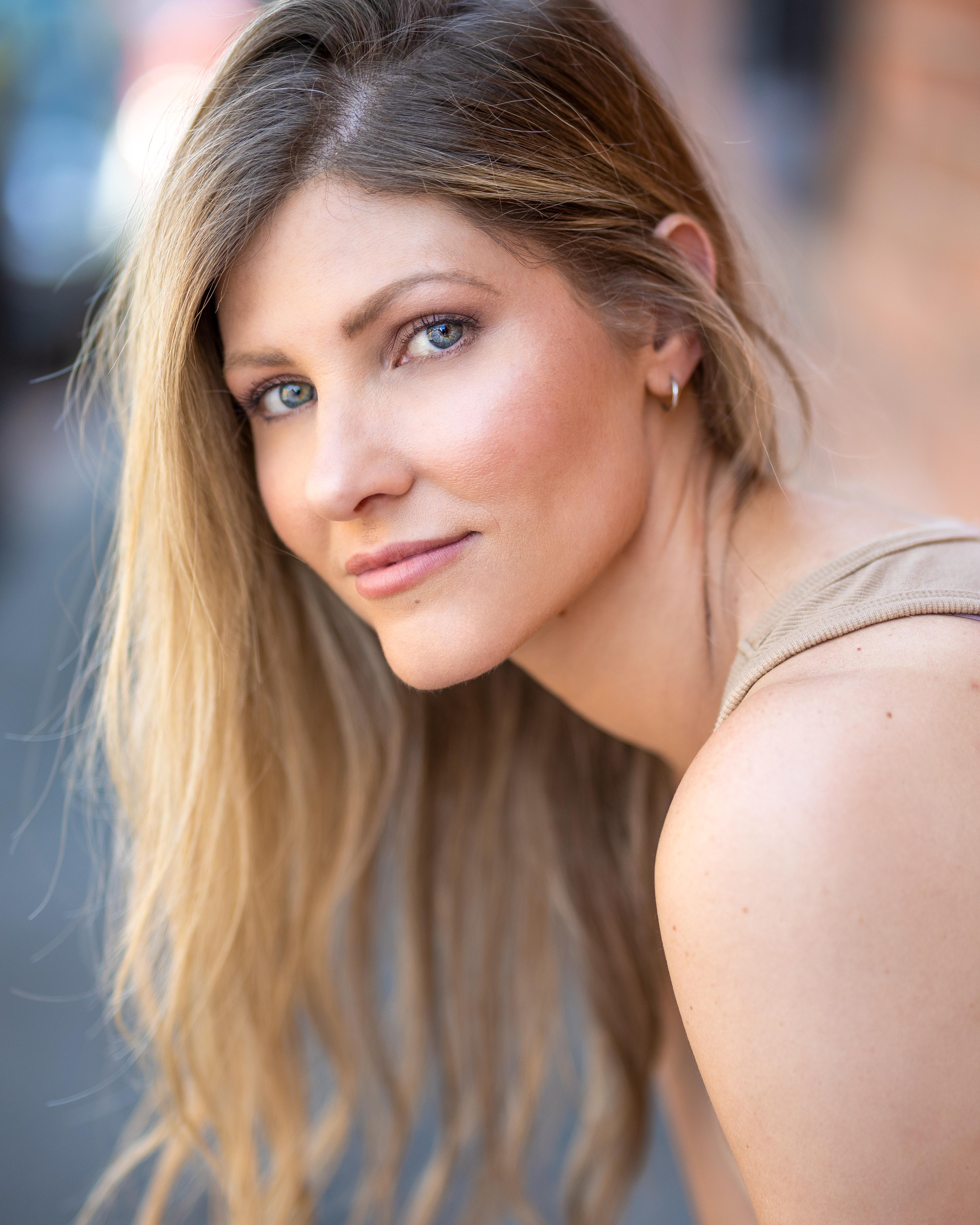 actor Brooke Tomlinson large photo