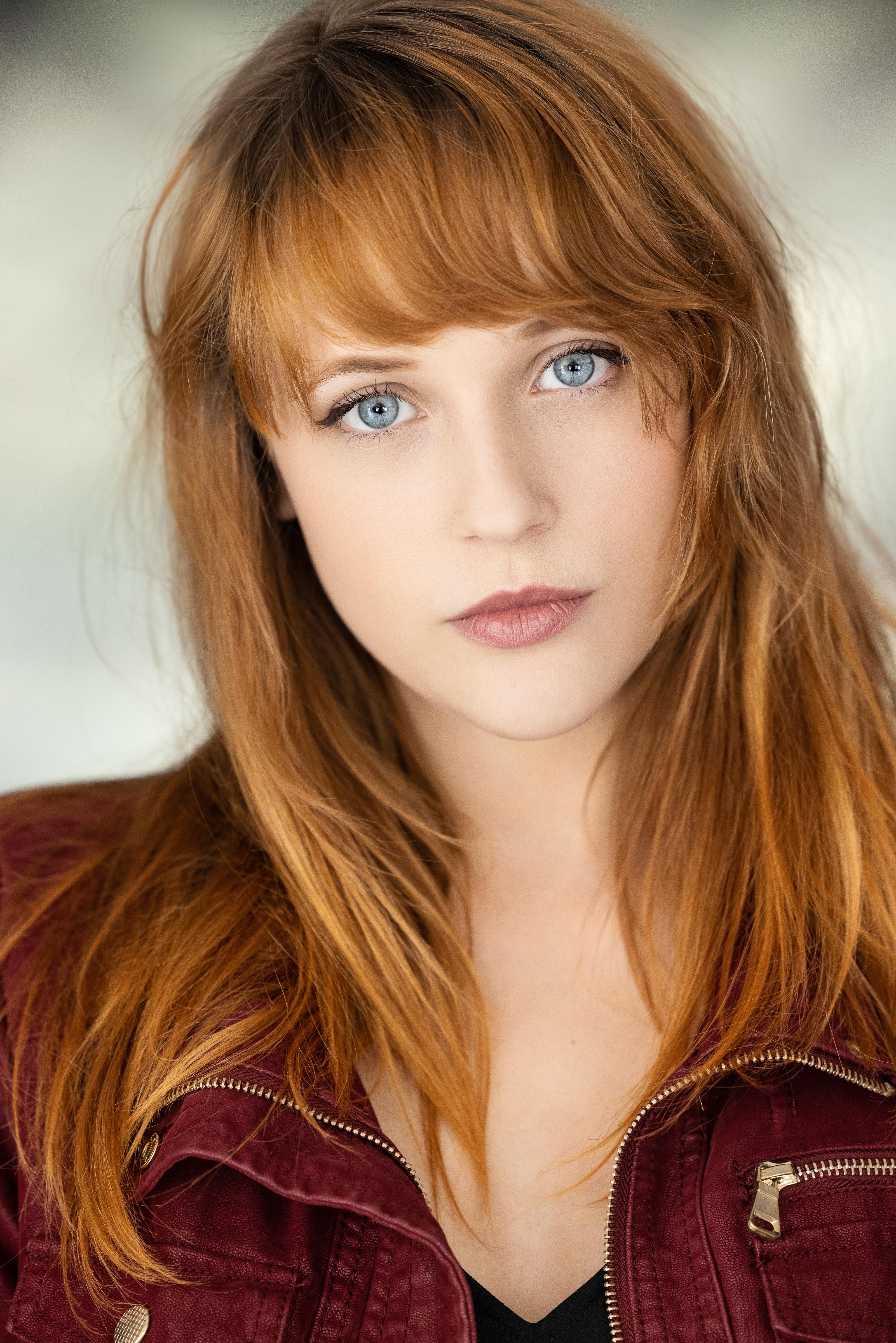 actor Nicole Elliott large photo