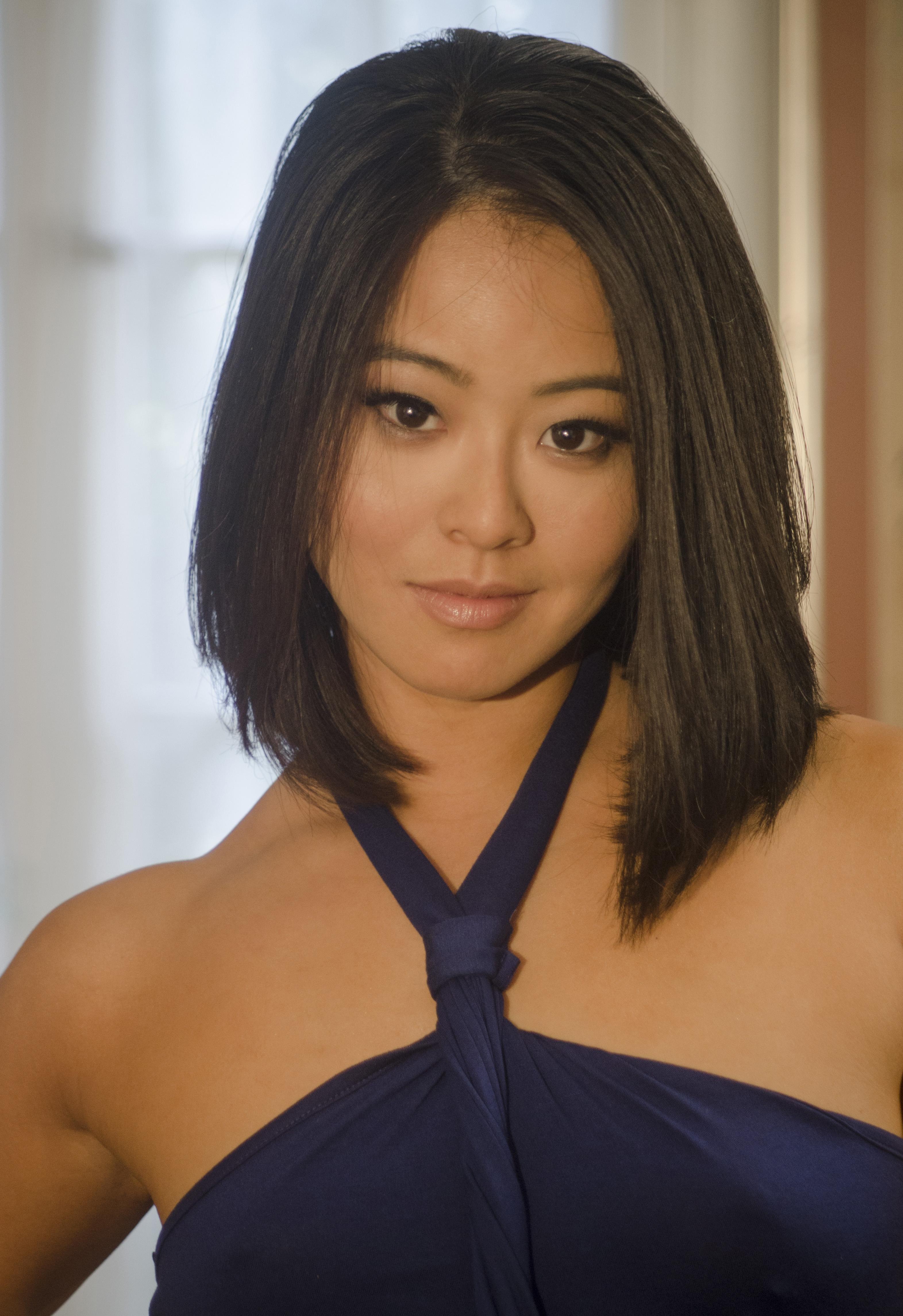 actor Julia Ling large photo