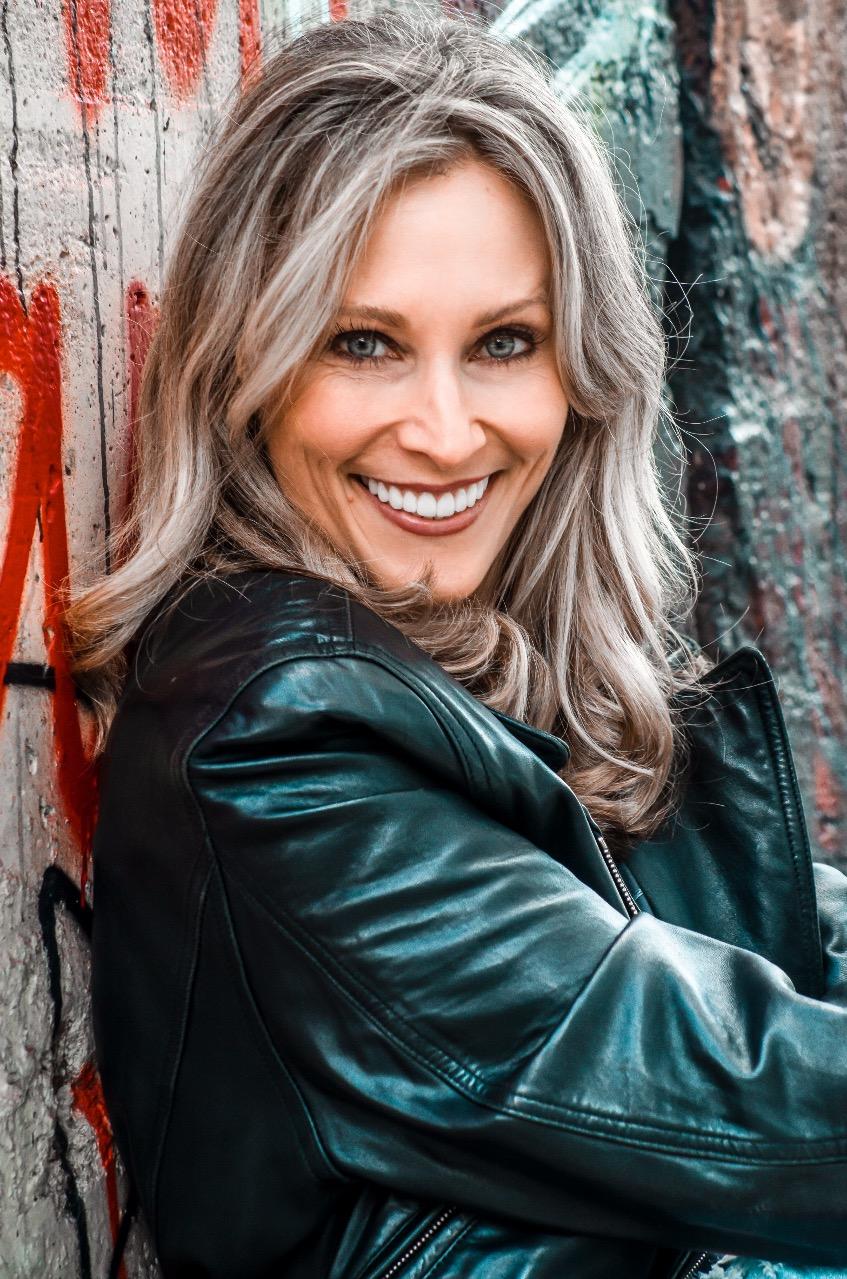 actor Sara Holden large photo