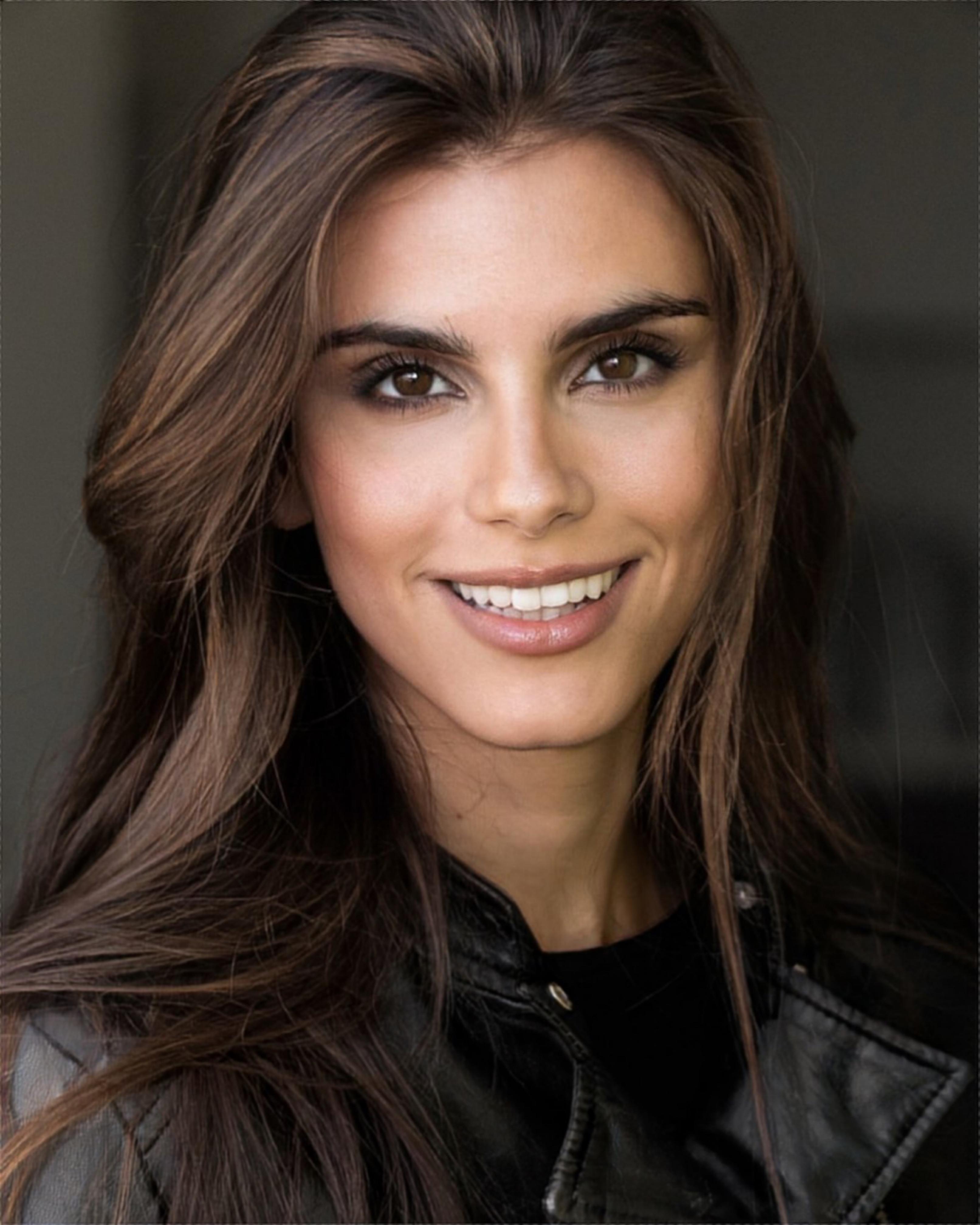 actor Lara Heller large photo