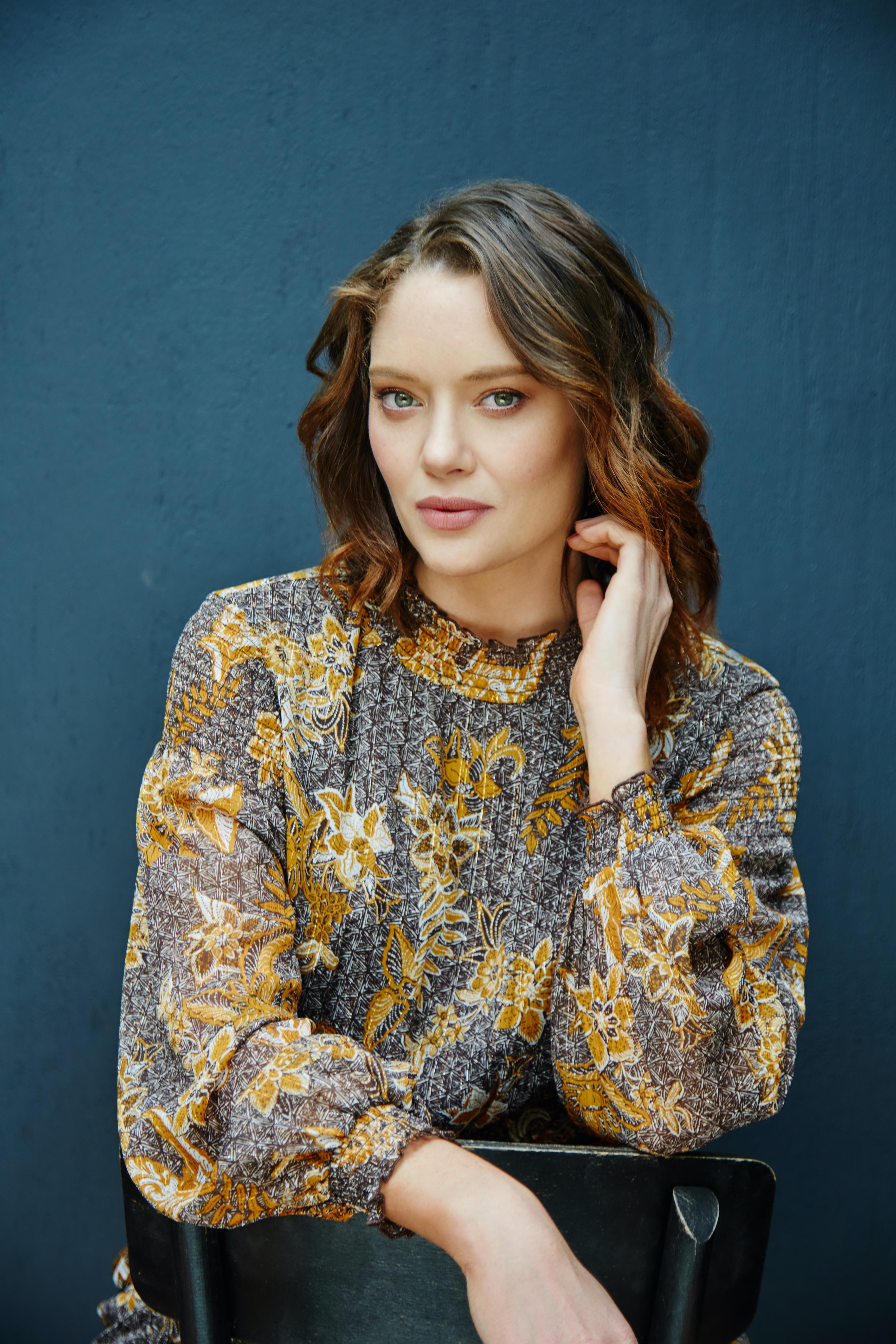 actor Kirsty McKenzie large photo