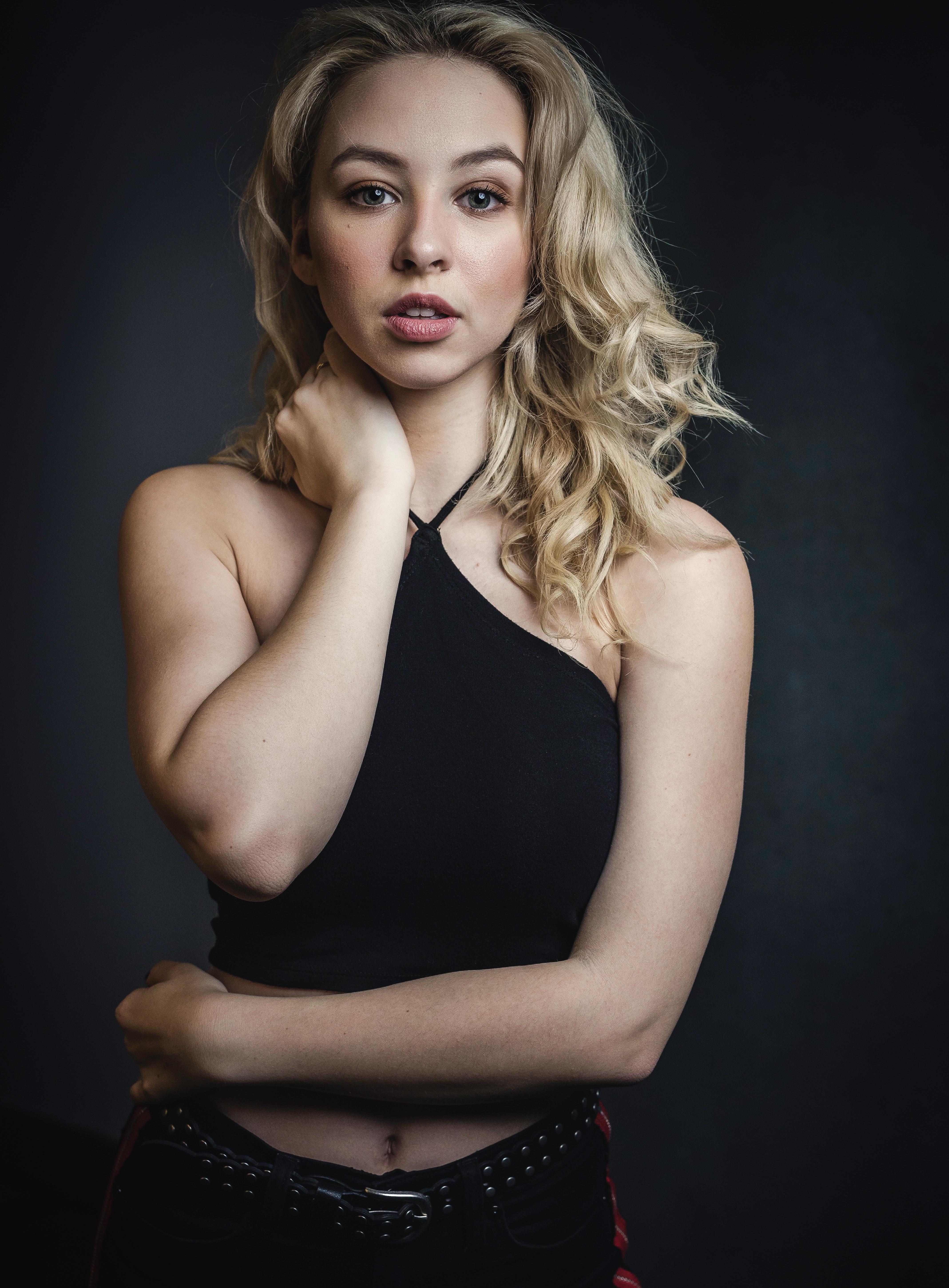 actor Aline O'Neill large photo